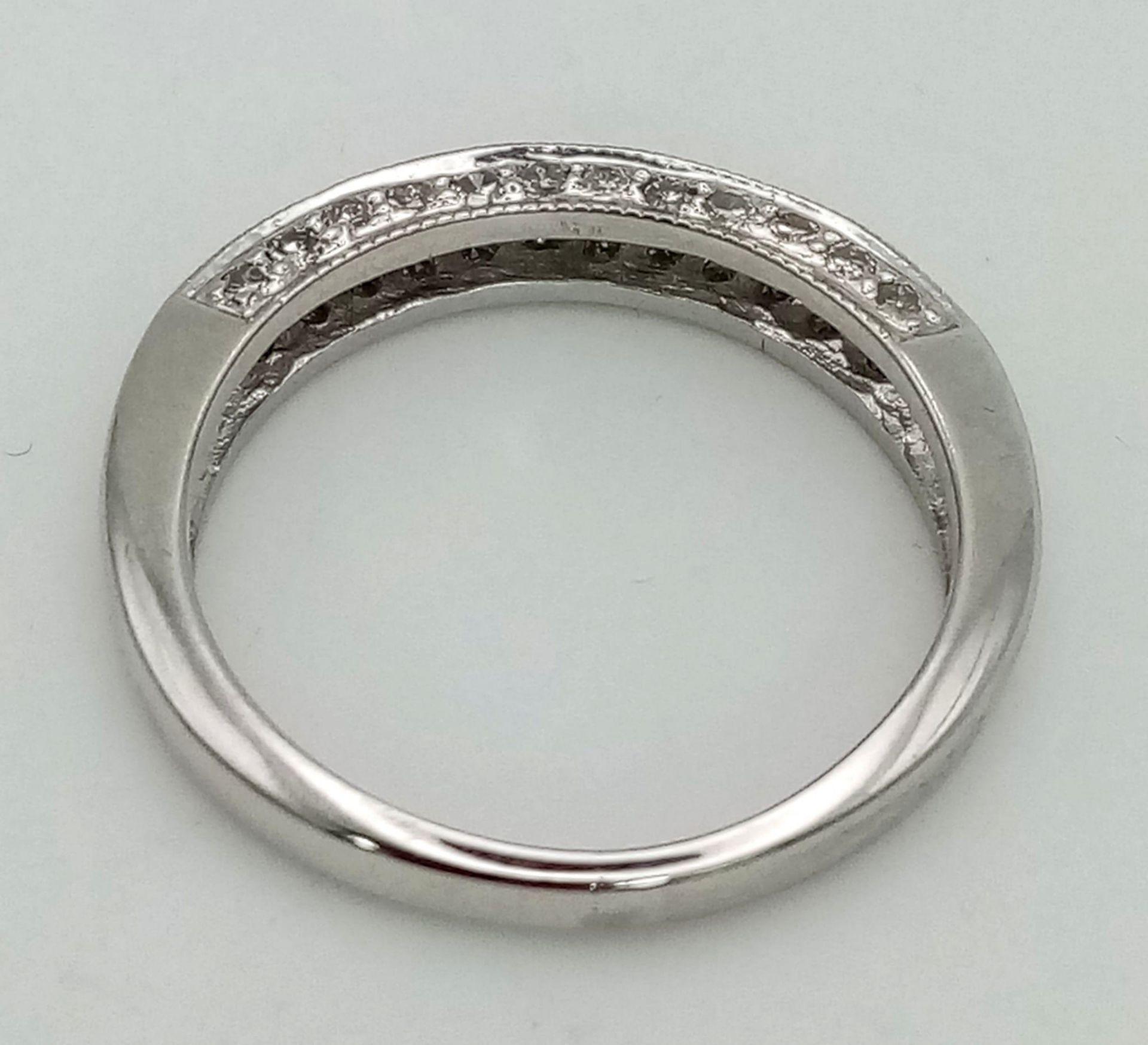 9k white gold diamond set half eternity ring with diamonds also set on sides (dia: 0.18ct), size - Bild 3 aus 3