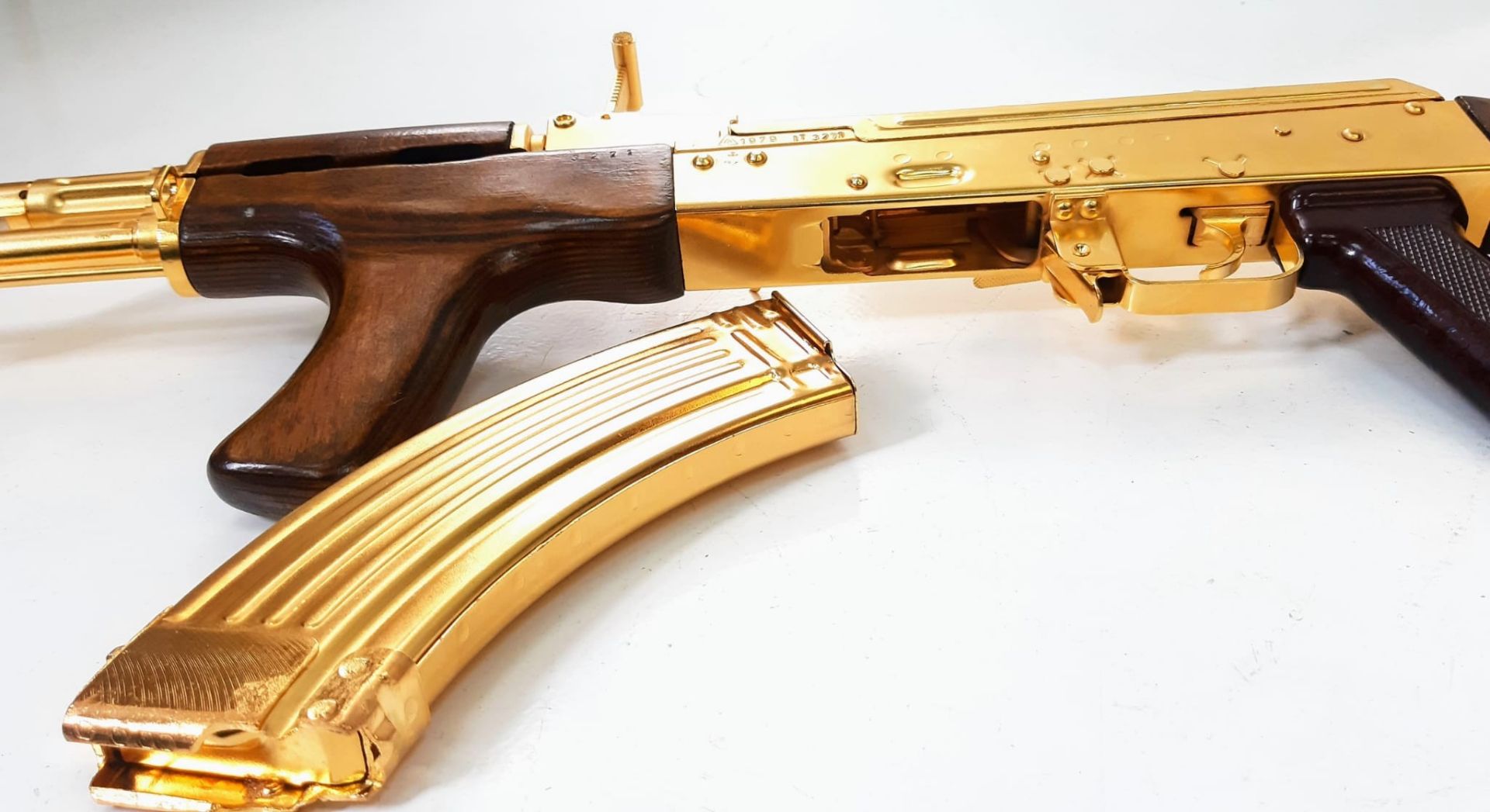 Ultimate Lord of War AK47 Deactivated Gold-Plated Rifle! The weapon that never gives up, finished in - Image 12 of 24