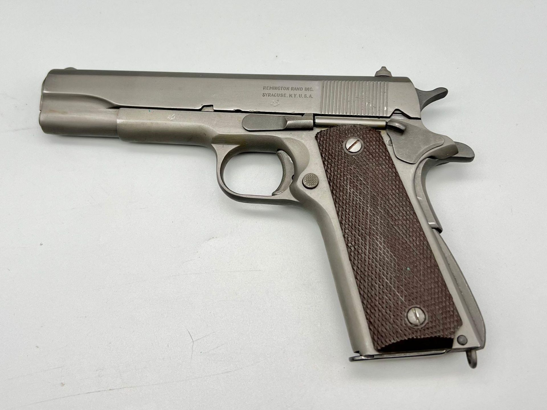 A Rare WW2 1943 Remington Rand M1911 Deactivated Pistol. This USA Army masterpiece has a .45 ACP and - Image 2 of 10