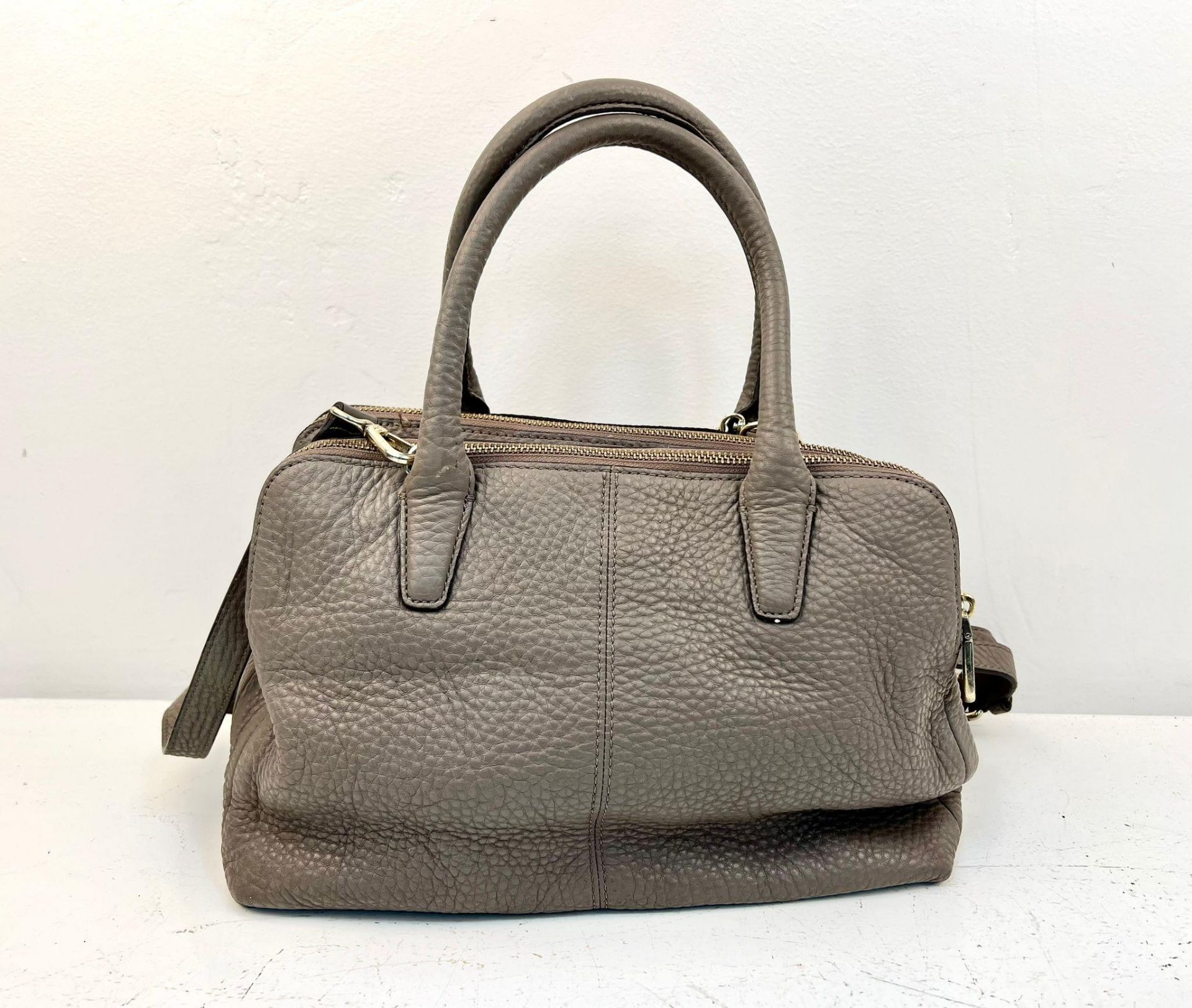 A DKNY Brown Leather Handbag with Shoulder Strap. Gold-tone hardware. Exterior zipped compartment. - Bild 5 aus 9