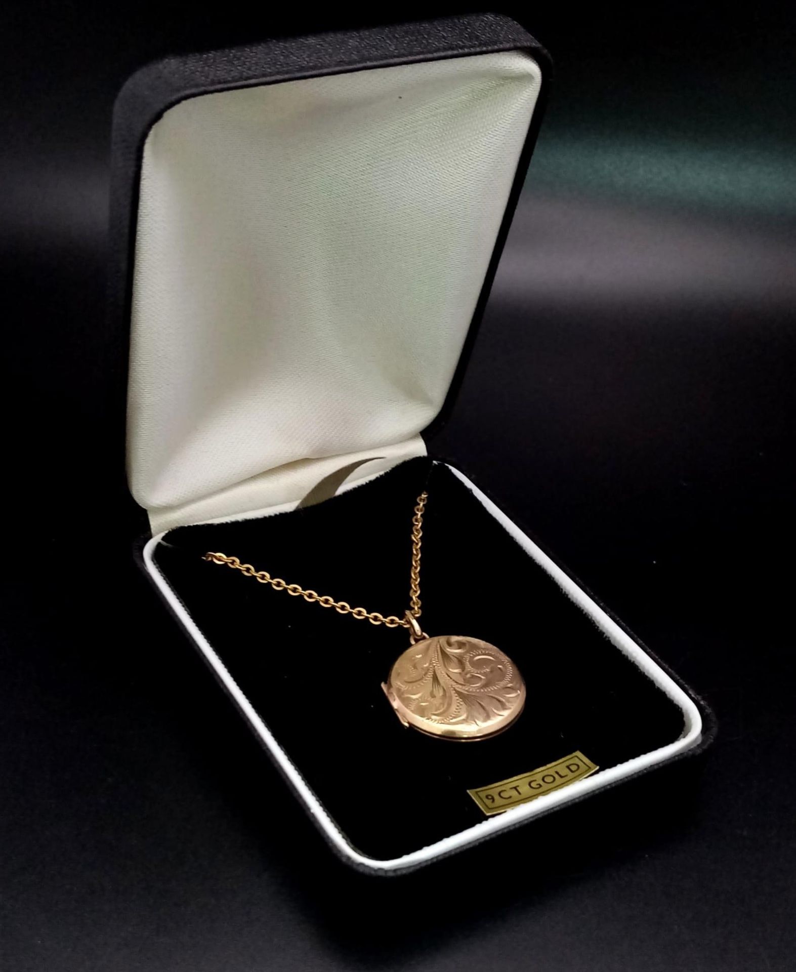 A Vintage 9K Yellow Gold Locket on a 9K Yellow Gold Necklace. 20mm pendant diameter. 52cm length. - Bild 6 aus 6