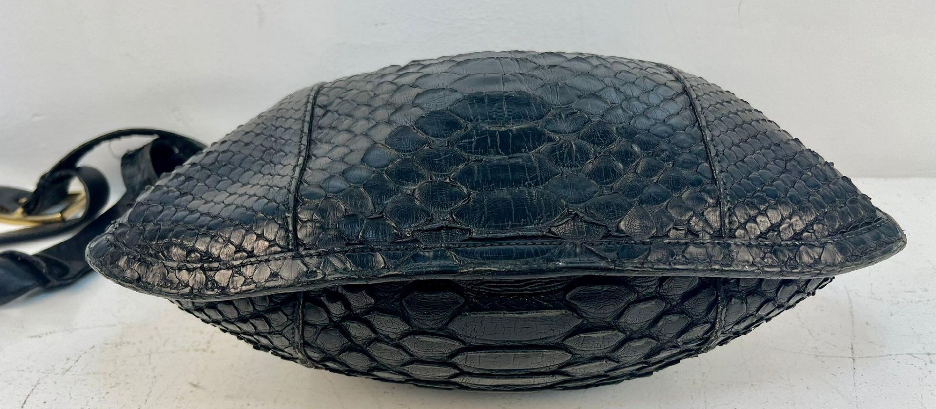 A Gucci Black Python/Snakeskin Shoulder Bag. Gold-tone hardware. Adjustable shoulder strap. Spacious - Bild 5 aus 7