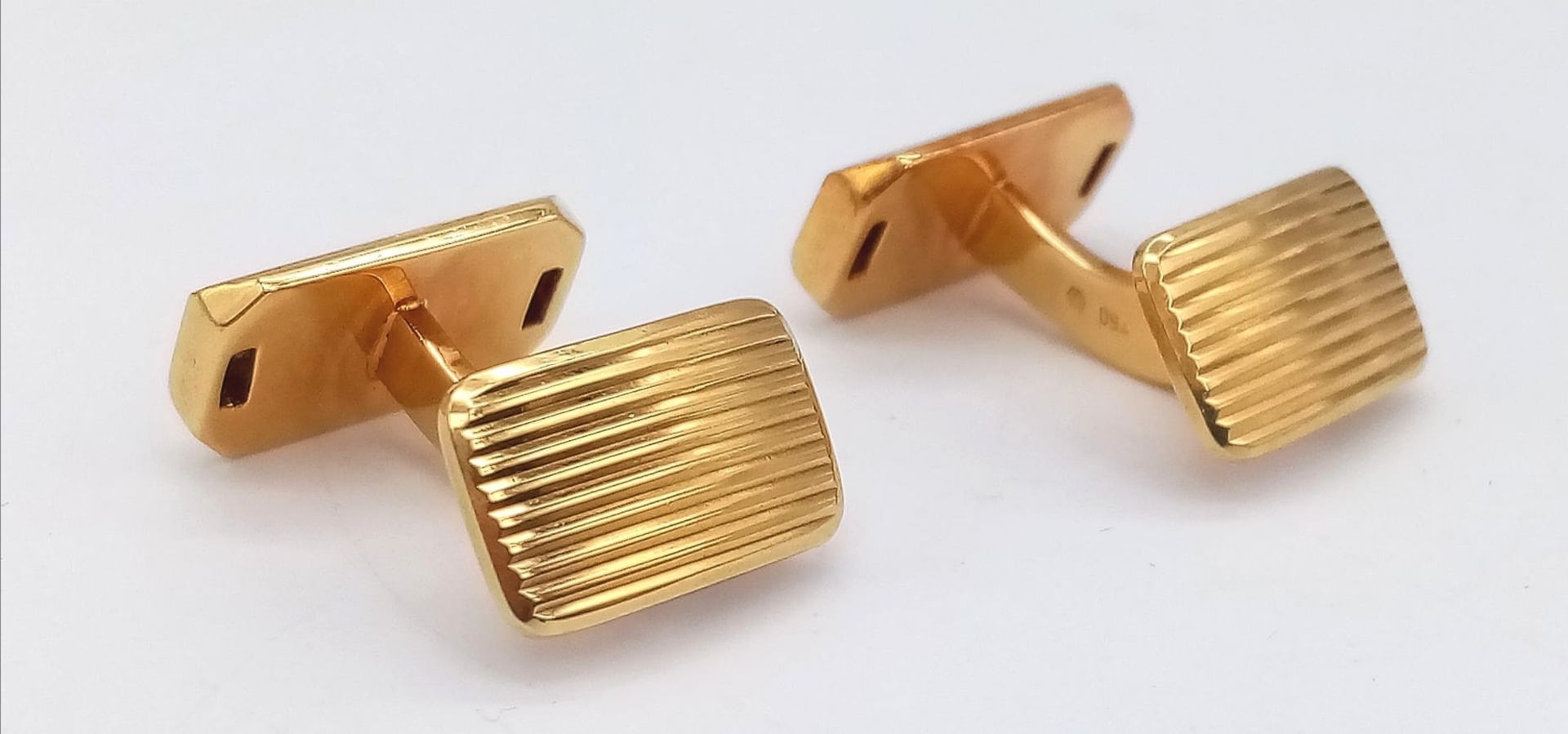 A Pair of 18K Yellow Gold and Diamond Gents Cufflinks. Art deco style each with four Princess cut - Bild 2 aus 3