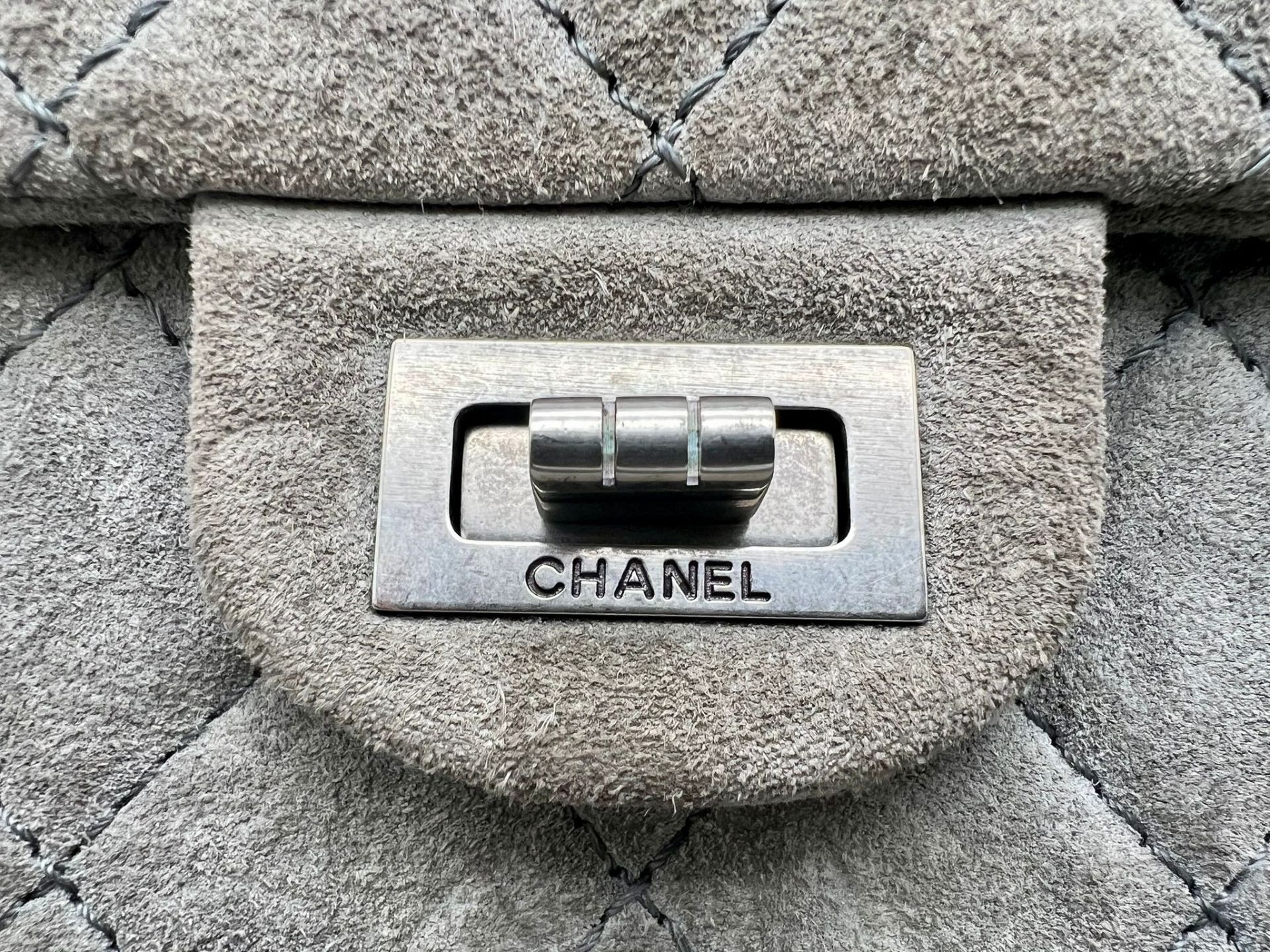 A Classic Chanel Grey Suede Quilted Large Shoulder Flap Bag. Quilted soft suede exterior (worn). - Bild 7 aus 7