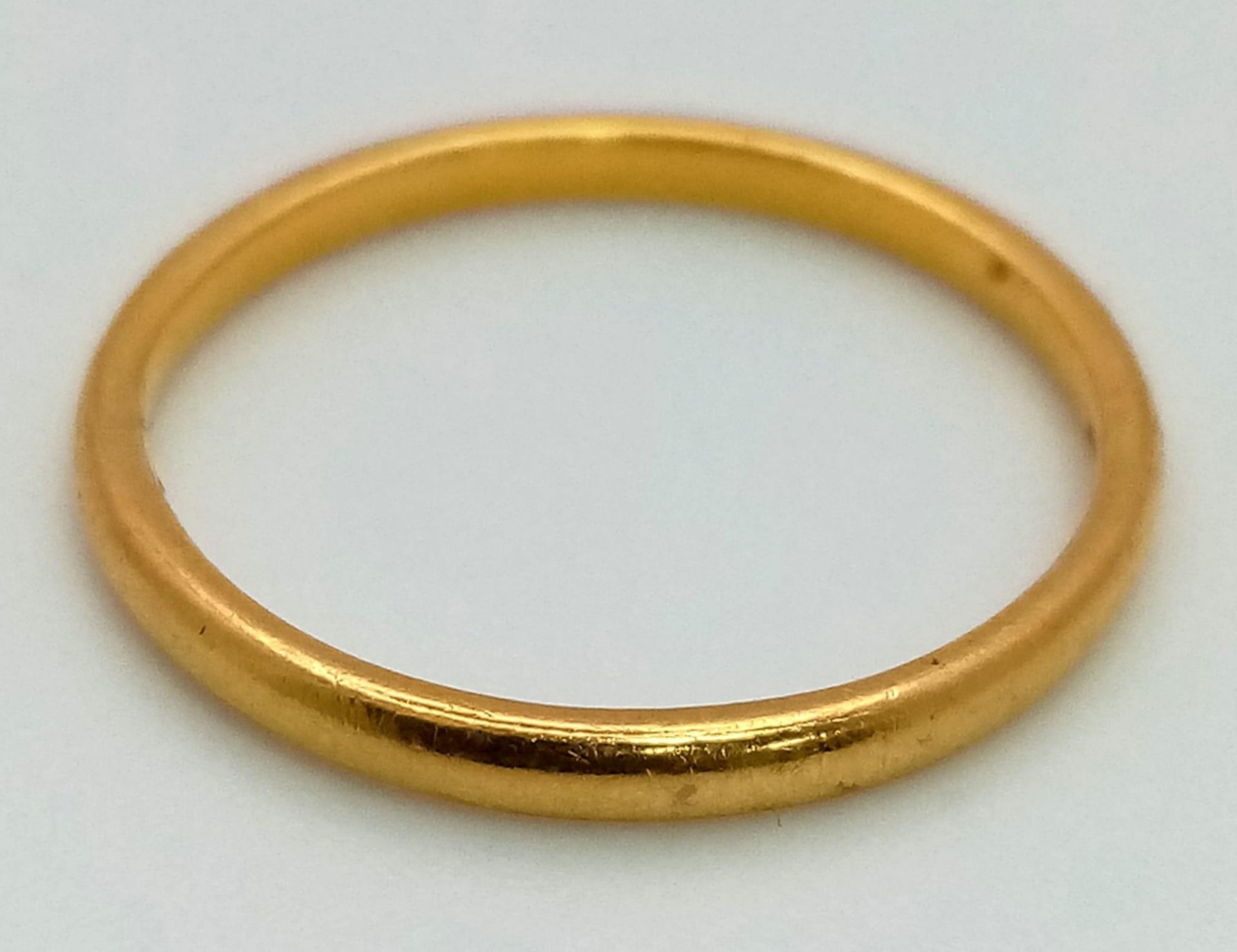 A Vintage 22K Yellow Gold Thin Band Ring. Size M. 1.84g - Image 3 of 4