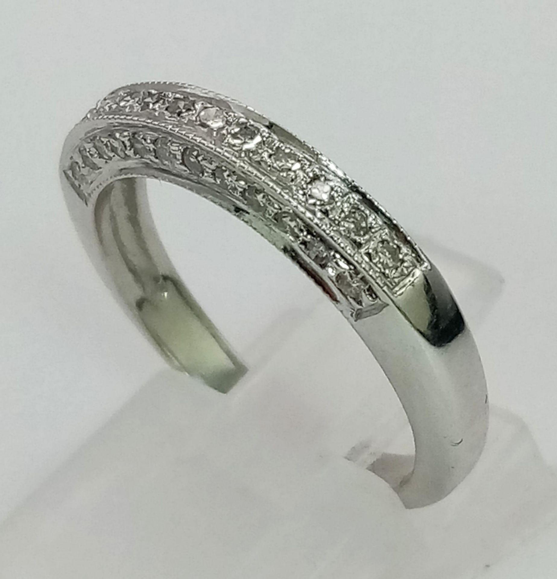 9k white gold diamond set half eternity ring with diamonds also set on sides (dia: 0.18ct), size