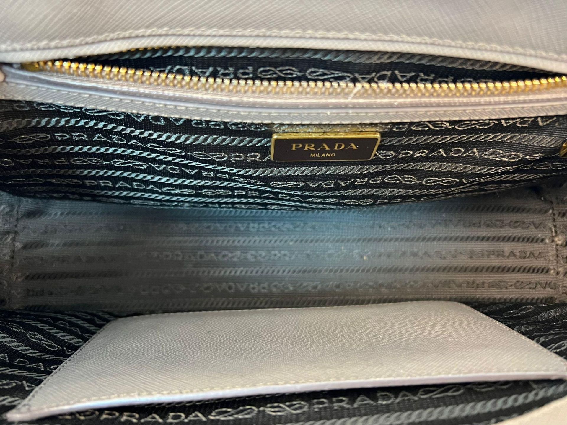 A Prada Saffiano Galleria Handbag with Shoulder Strap. Luxurious grey leather exterior. Three - Bild 8 aus 9
