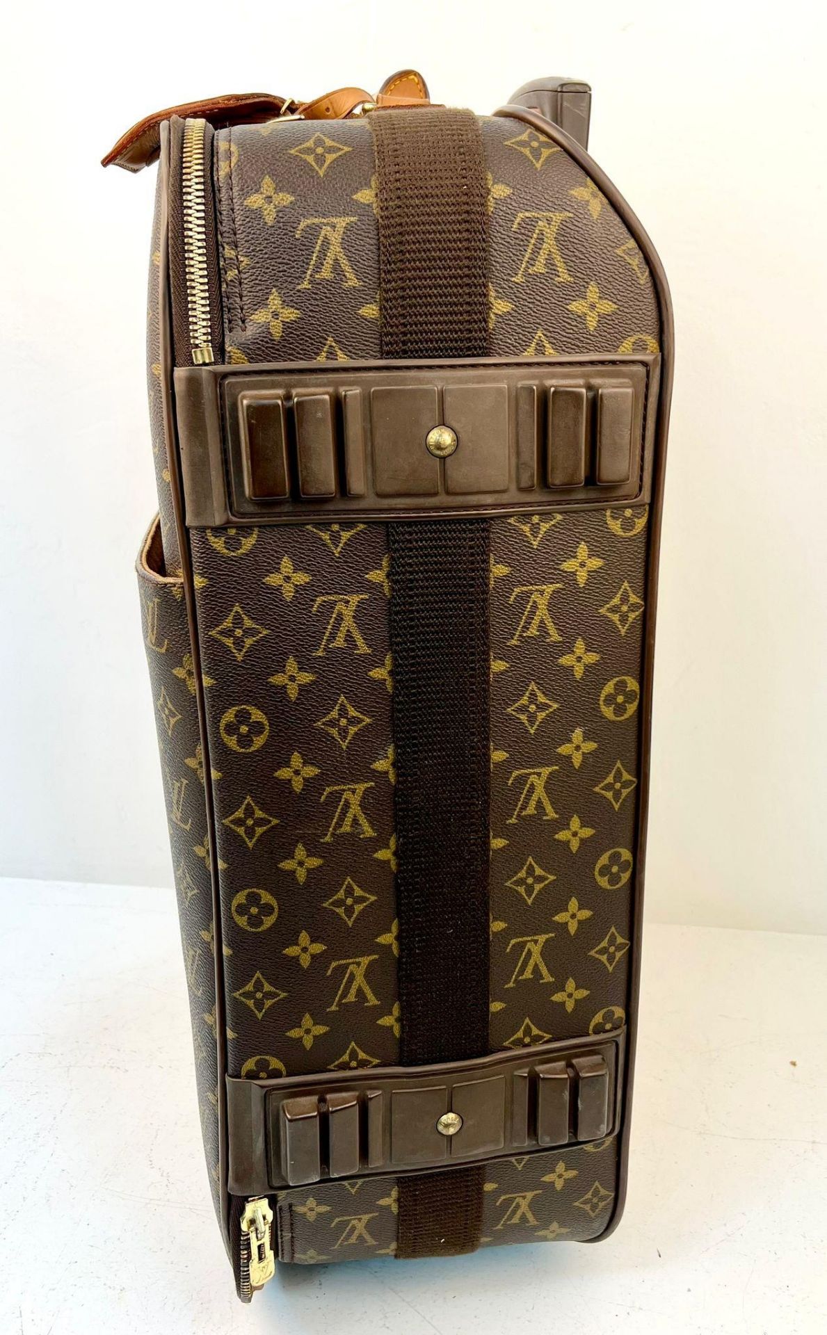 A Louis Vuitton Pegase Trolley Cabin Suitcase. Monogram LV canvas exterior with large open pocket. - Bild 3 aus 9