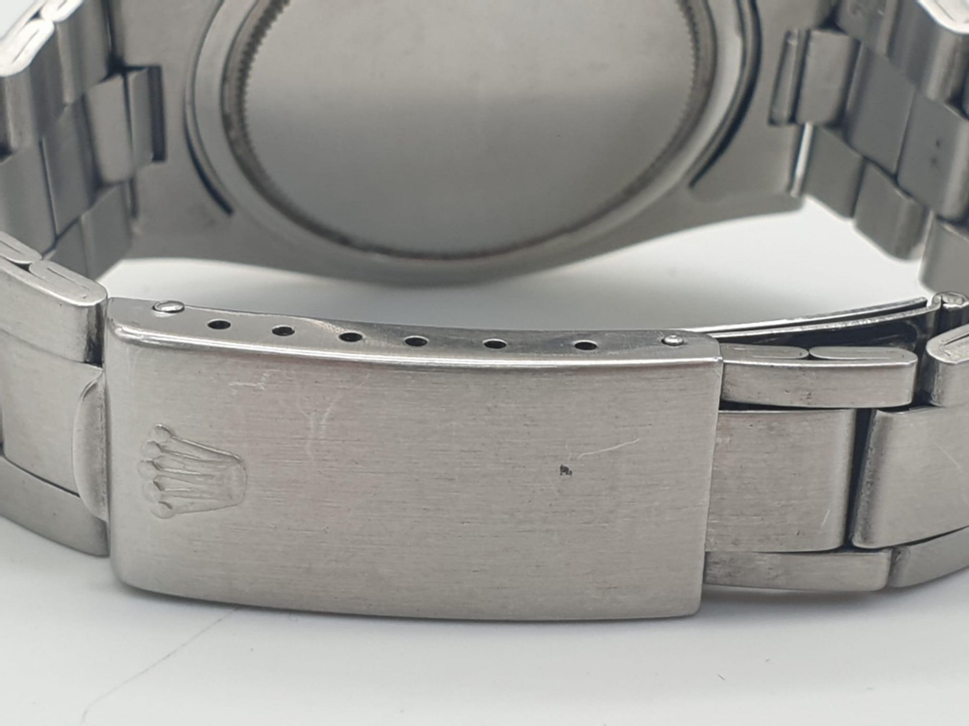 A ROLEX OYSTERDATE "40" MIDSIZE UNISEX WATCH IN STAINLESS STEEL WITH UNUSUAL GREY DIAL. 34mm - Image 4 of 8