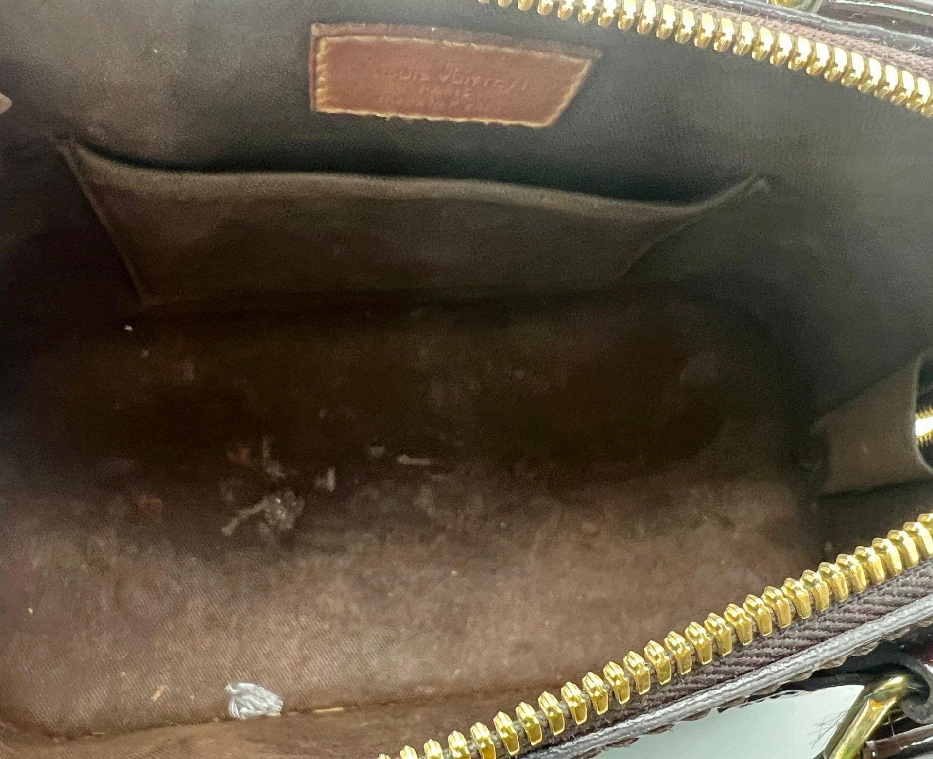 A Louis Vuitton Burgundy Patent Leather Handbag. Monogram LV patent leather, gold-tone hardware. - Bild 5 aus 6
