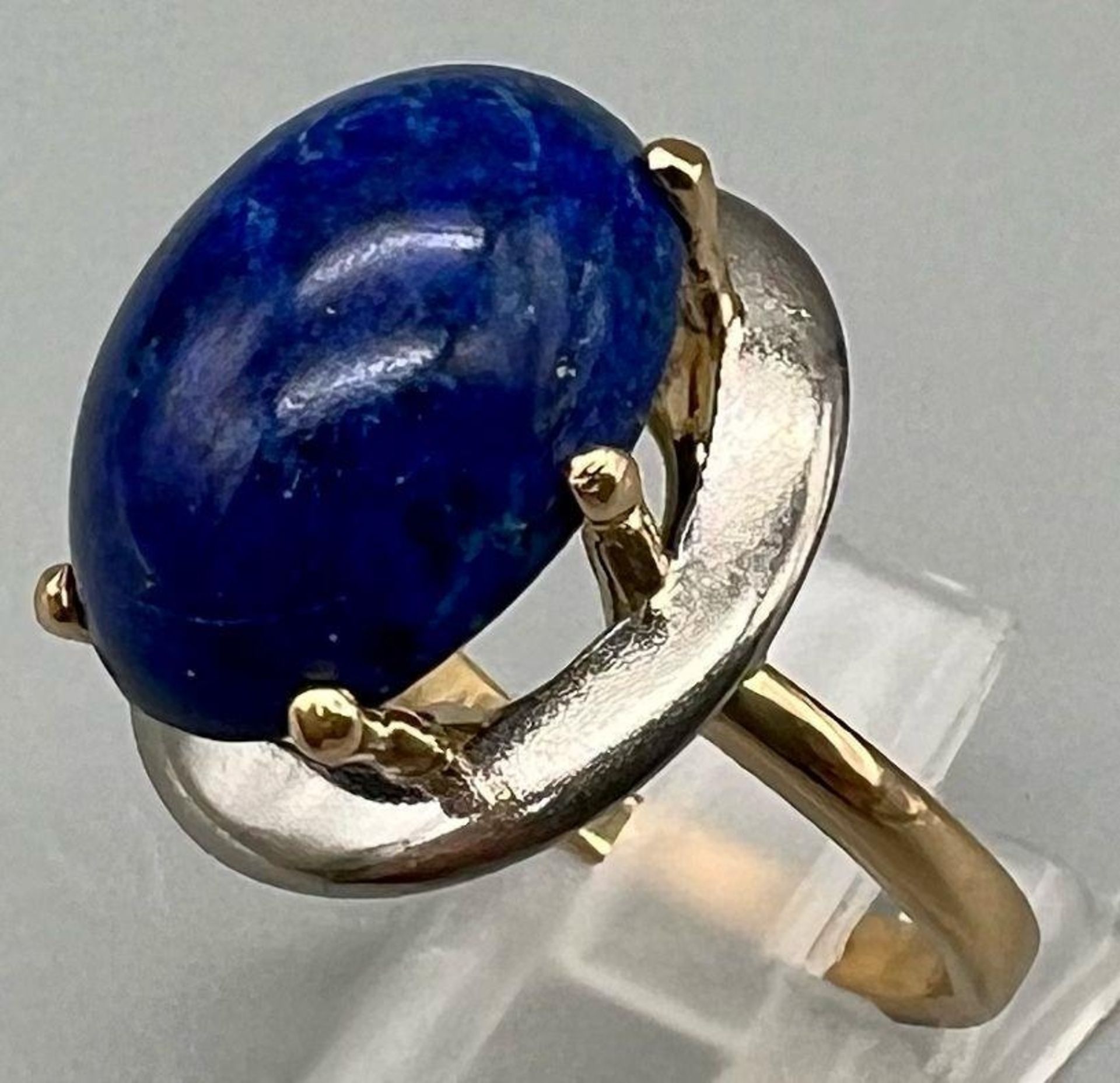 A beautiful 18K yellow and white gold ring with a large lapis lazuli cabochon. Ring size: Q1/2,