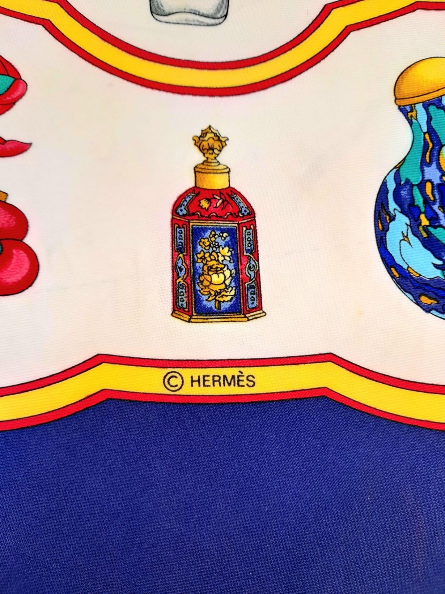 A Hermes Silk Scarf. Trinket decoration. Good condition. 42cm x 42cm. Ref: 12739 - Bild 3 aus 5