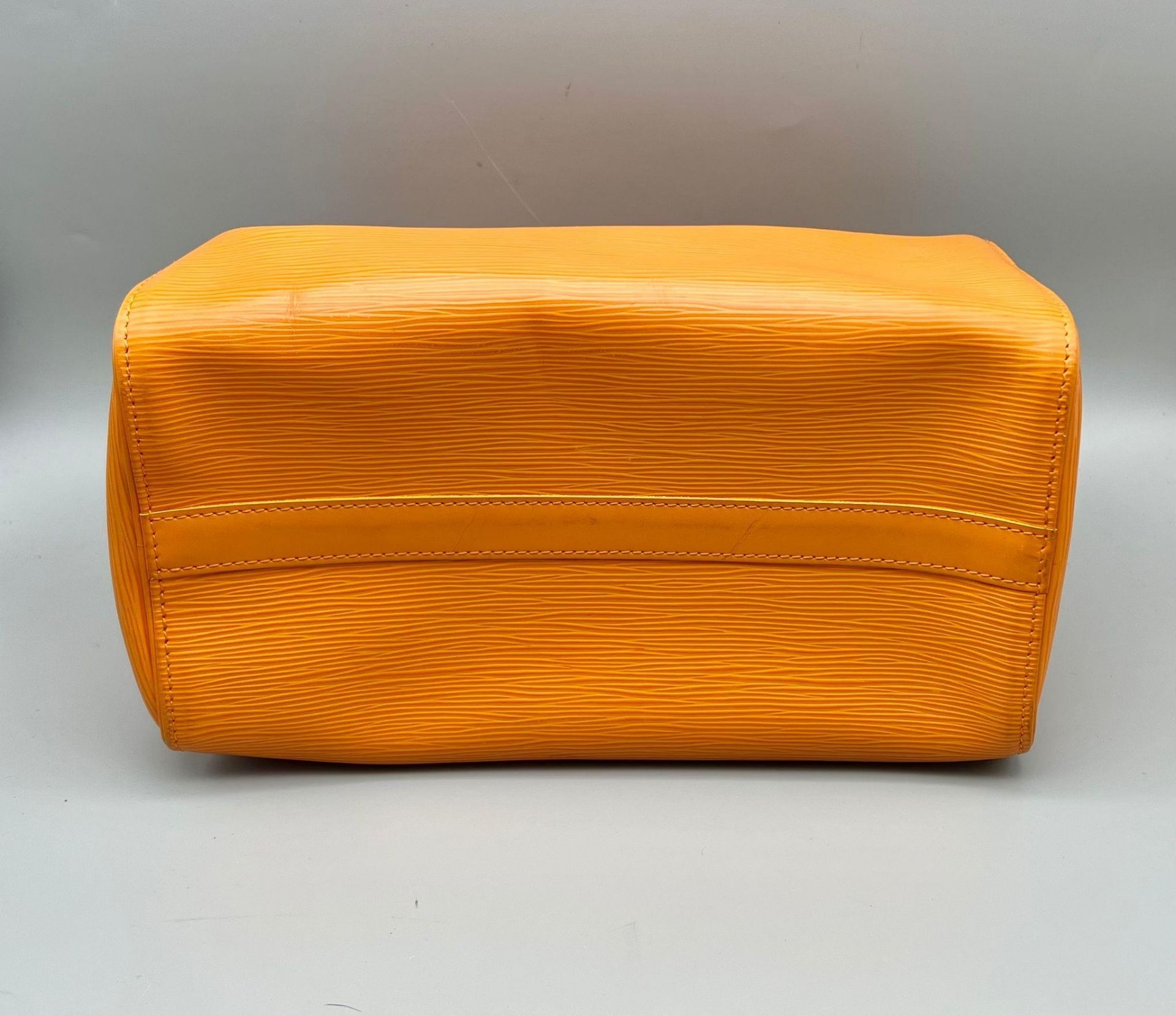 A Louis Vuitton Mandarin Epi Leather Speedy Bag. Twin handles with a zipped top. Orange textile - Bild 4 aus 7