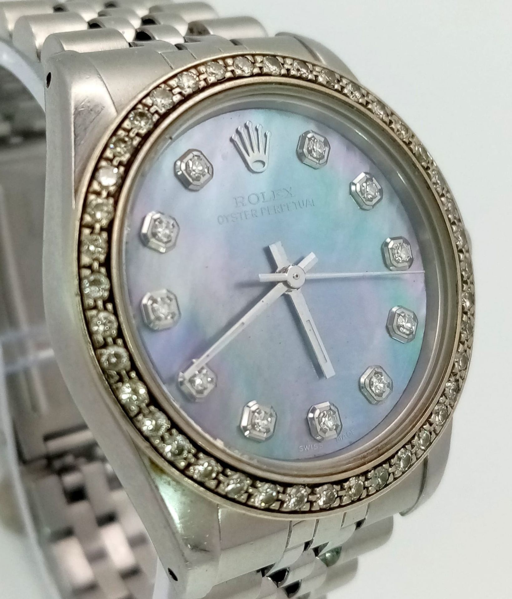 A ROLEX LADIES OYSTER PERPETUAL WRIST WATCH IN STAINLESS STEEL WITH DIAMOND BEZEL AND NUMERALS. - Image 3 of 9