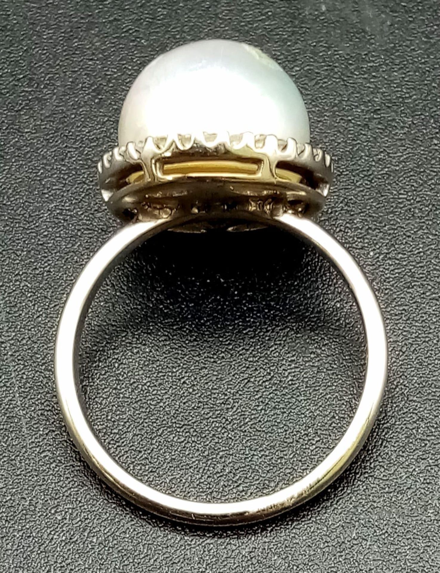 A SOUTH SEA PEARL RING SURROUNDED BY A HALO OF QUALITY DIAMONDS AND SET IN 18K WHITE GOLD .3.7gms - Image 4 of 5