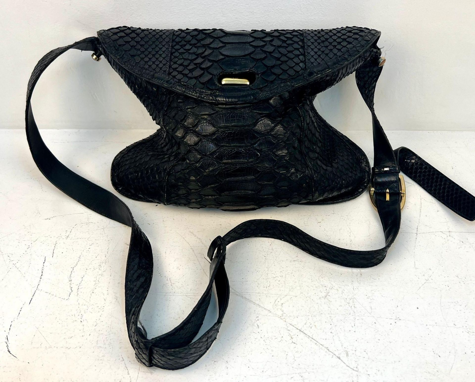 A Gucci Black Python/Snakeskin Shoulder Bag. Gold-tone hardware. Adjustable shoulder strap. Spacious - Bild 2 aus 7