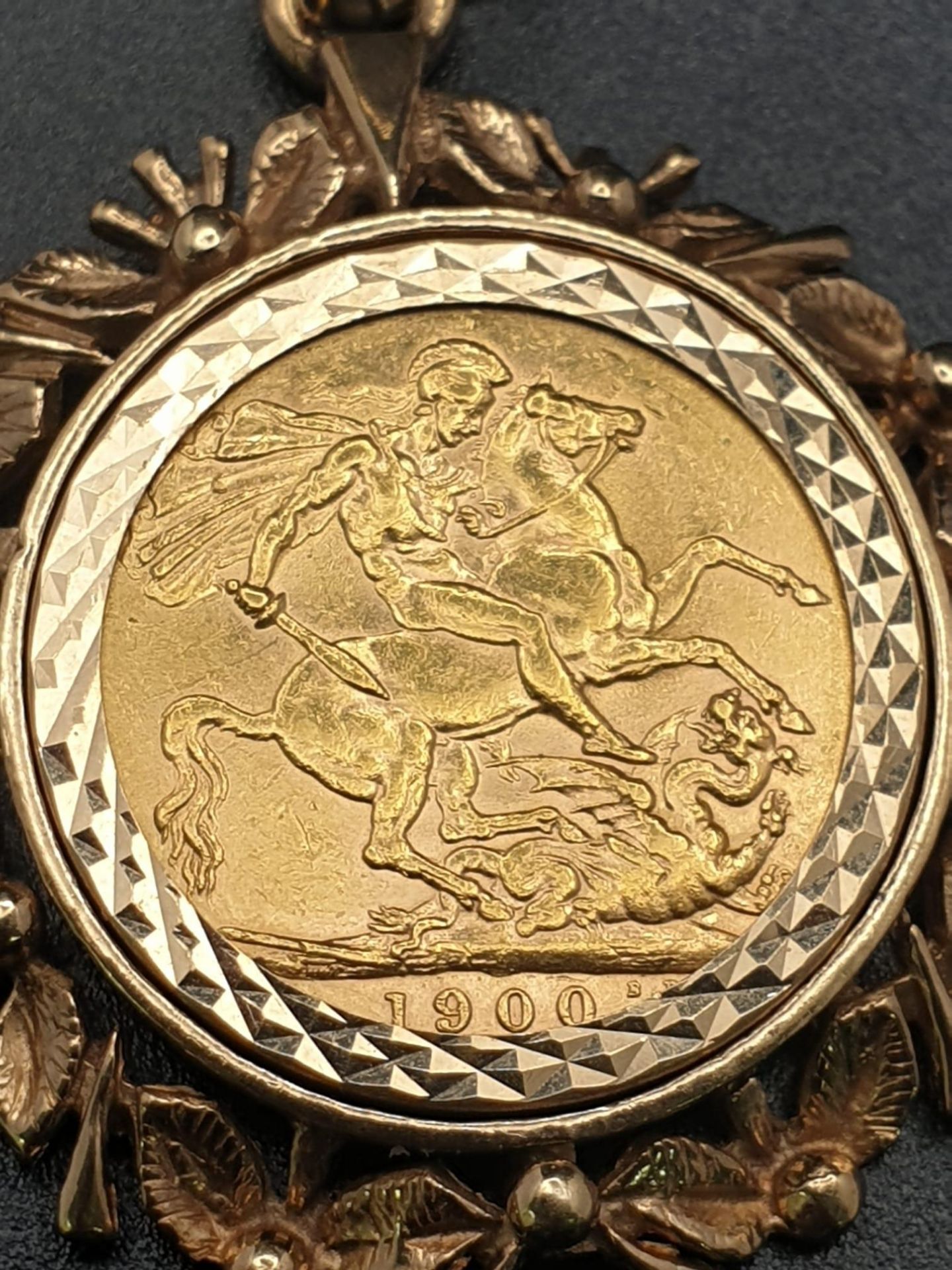 22k yellow gold full Sovereign coin with Queen Victoria dated 1900, set into a 9ct yellow gold - Image 4 of 7