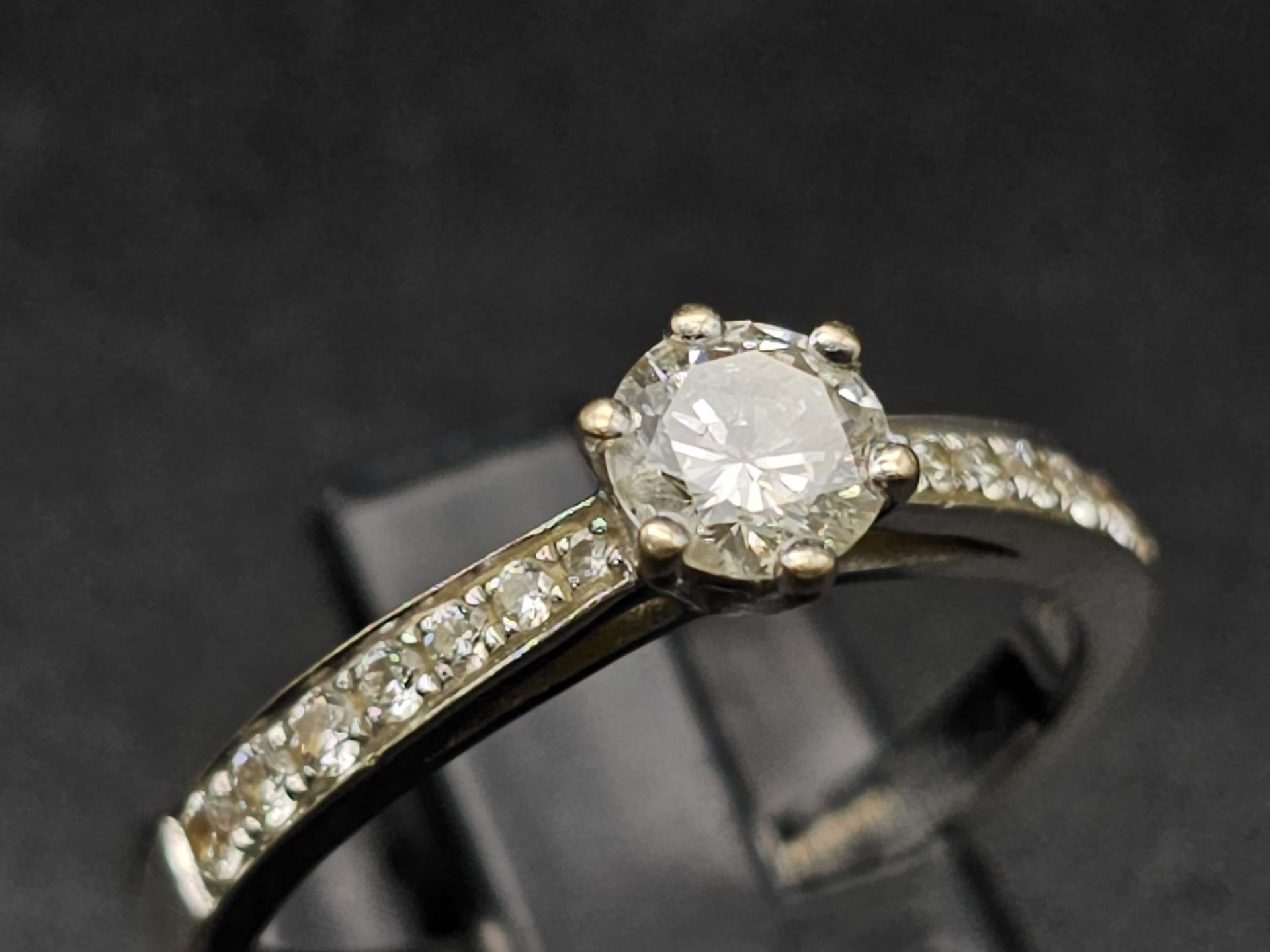 An 18 K white gold ring with a brilliant cut diamond and more diamonds on the shoulders of the ring. - Bild 3 aus 9