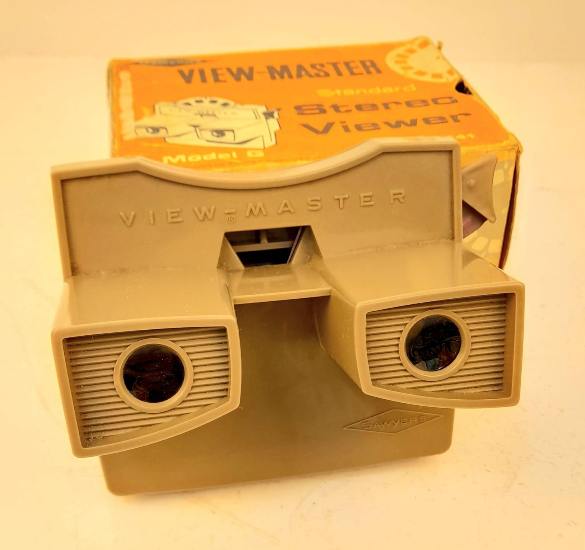 An Original Vintage View-Master (Model G) with over Thirty Reels Including Batman and The Adams - Image 2 of 6