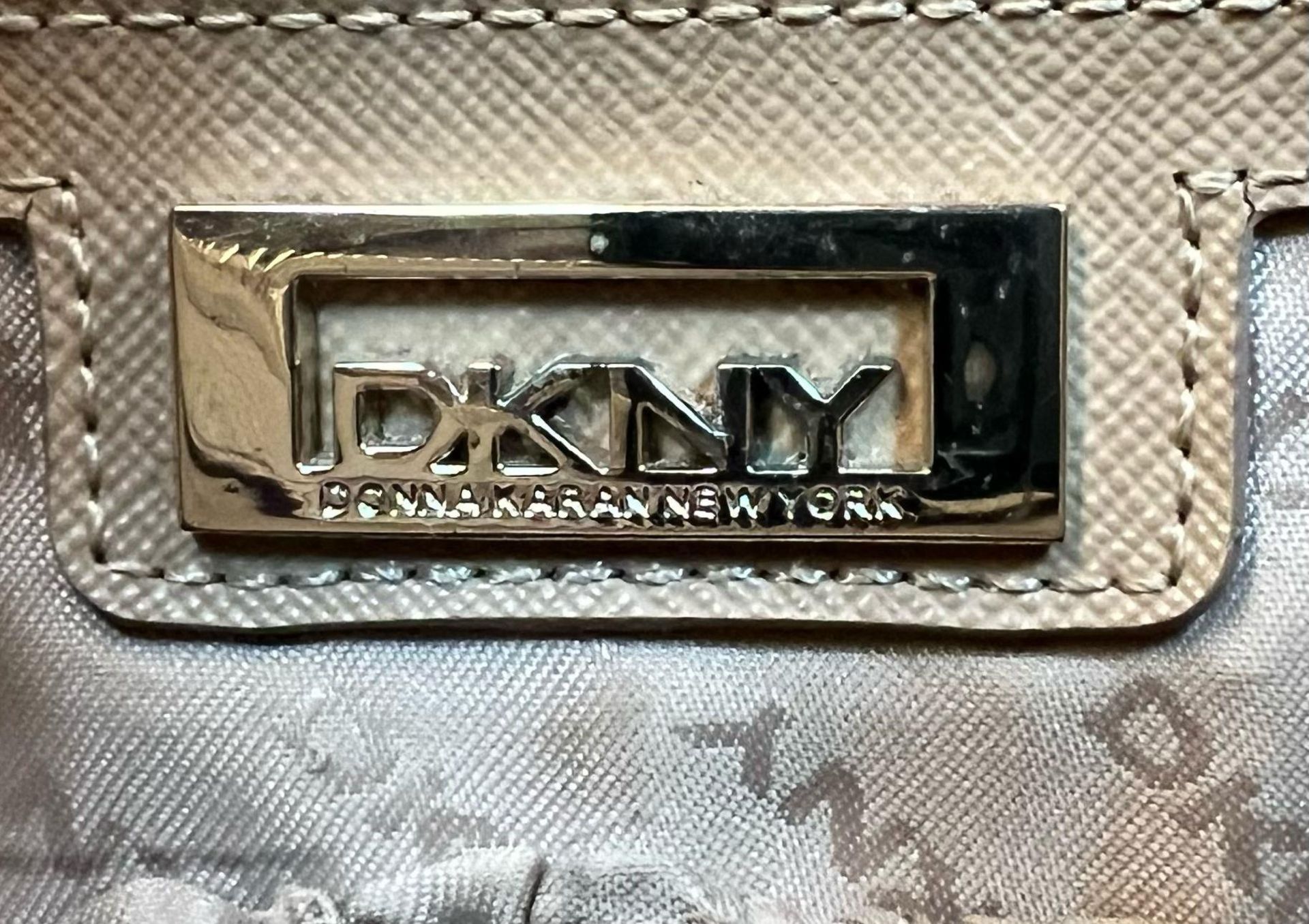 A DKNY Monogram Canvas Shoulder Bag with Dust-Cover. Spacious interior with zipped and open - Bild 7 aus 7
