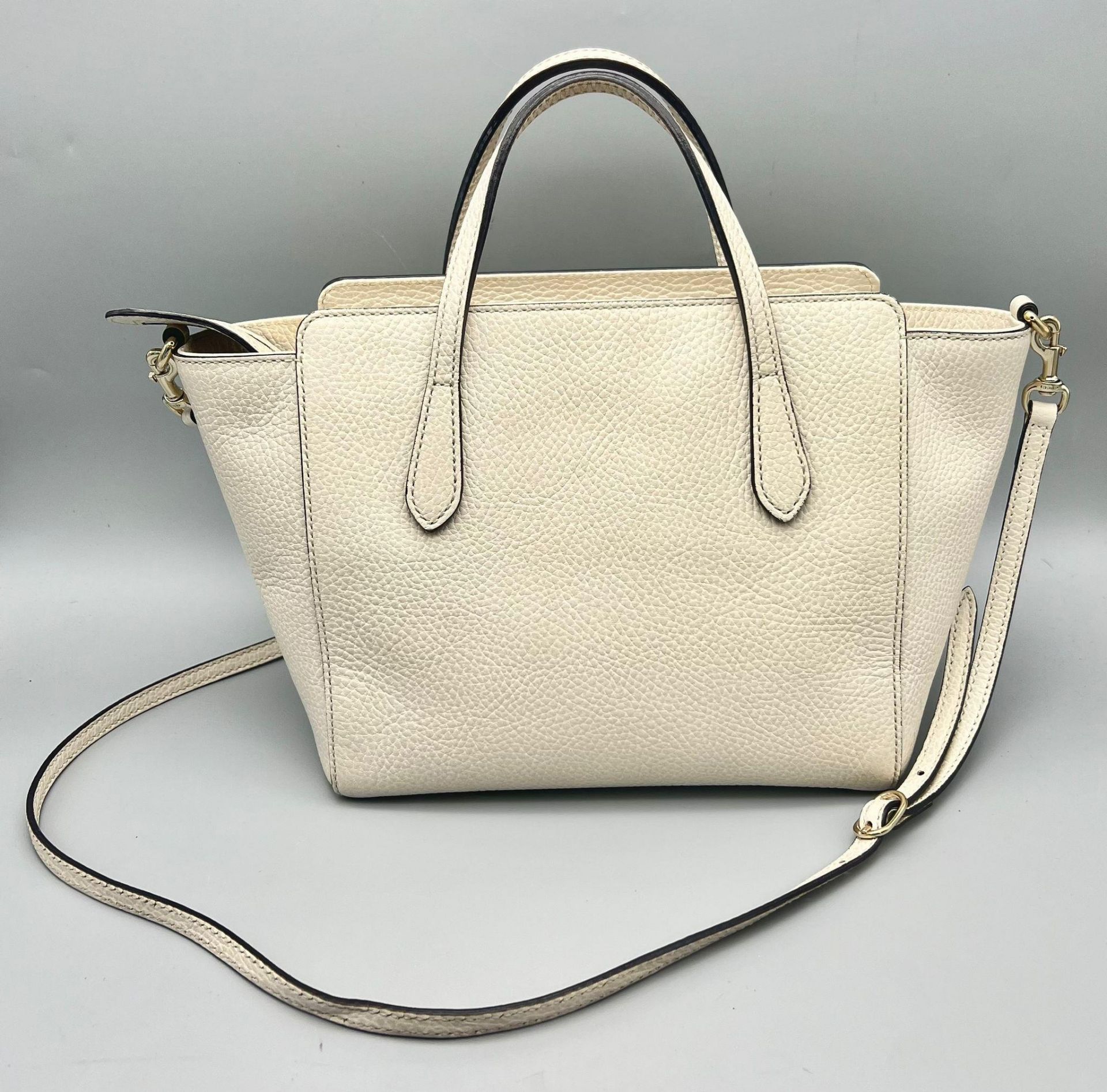 A Gucci Two-Way Ivory Leather Handbag. Handles and shoulder strap. Gilded hardware plus Gucci logo - Bild 3 aus 7