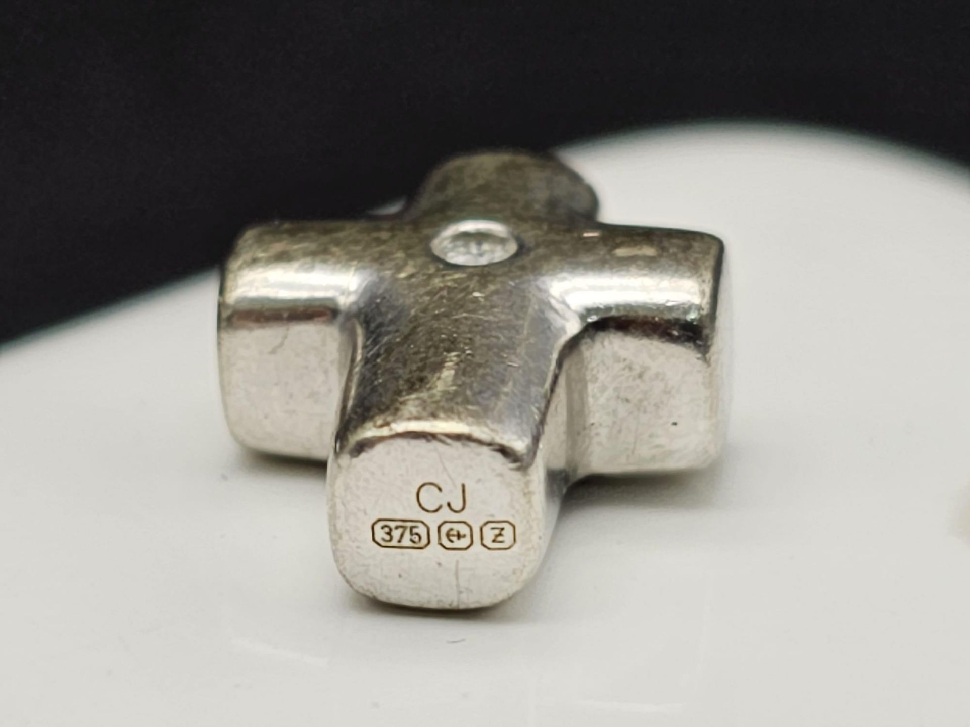 9k white gold diamond cross pendant 1.7g (dia:0.02ct) - Image 5 of 6