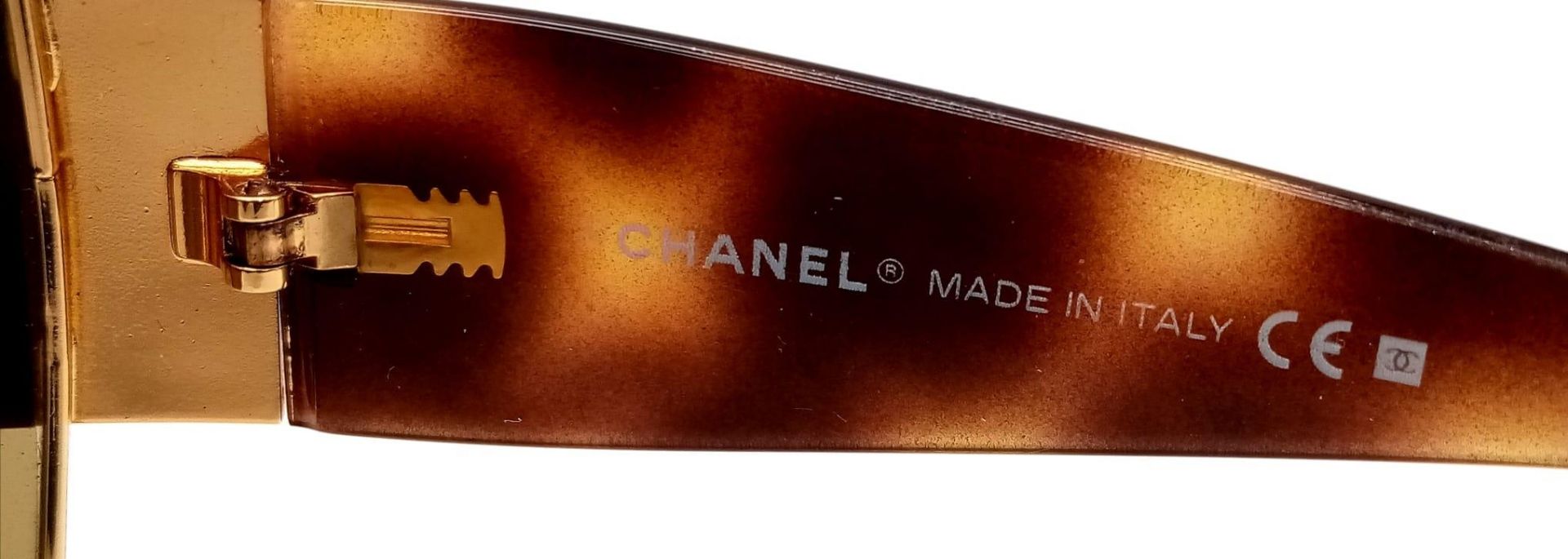 A Pair of Ladies Chanel Sunglasses with Chanel Pouch. Ref: 12750 - Bild 7 aus 7
