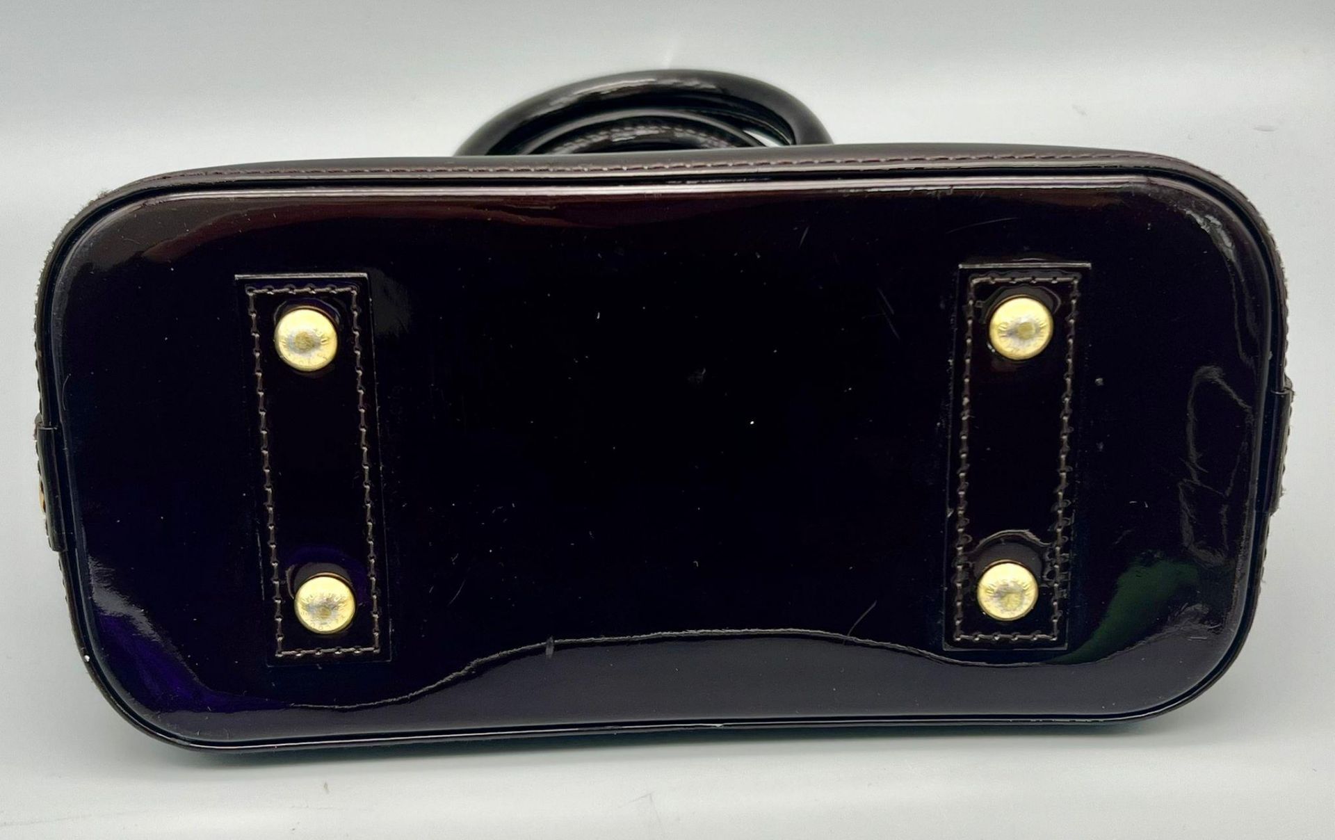 A Louis Vuitton Burgundy Patent Leather Handbag. Monogram LV patent leather, gold-tone hardware. - Bild 4 aus 6
