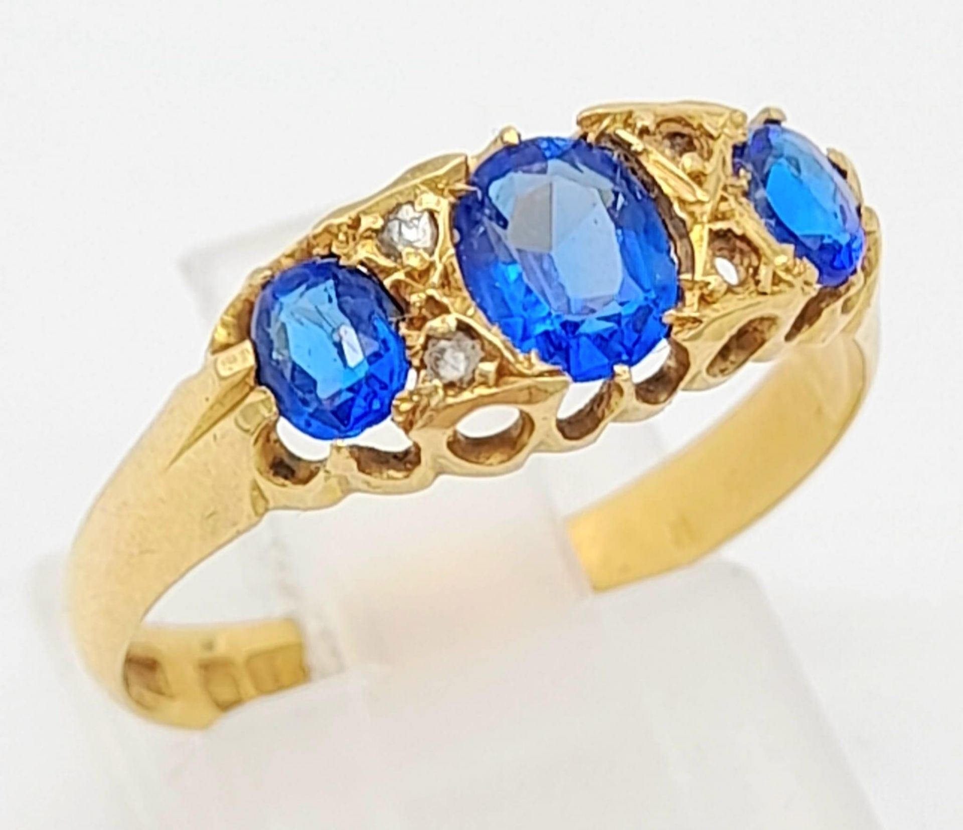 A Gorgeous Antique (1803) Georgian 18K Sapphire Ring. Three Royal blue oval sapphires. There are two - Bild 2 aus 5