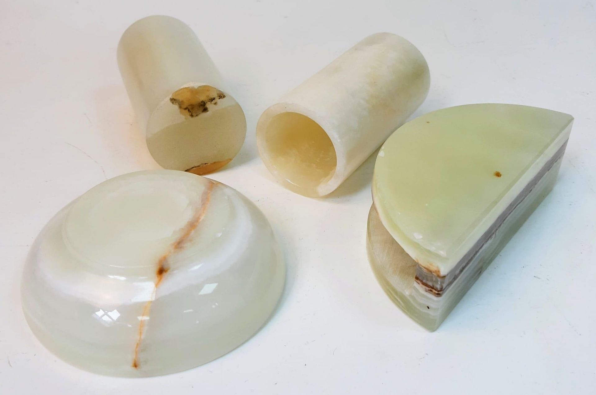 A Selection of Green Onyx Items: Two candle holders -10cm, letter-rack - 12cm and a small bowl - - Bild 2 aus 3