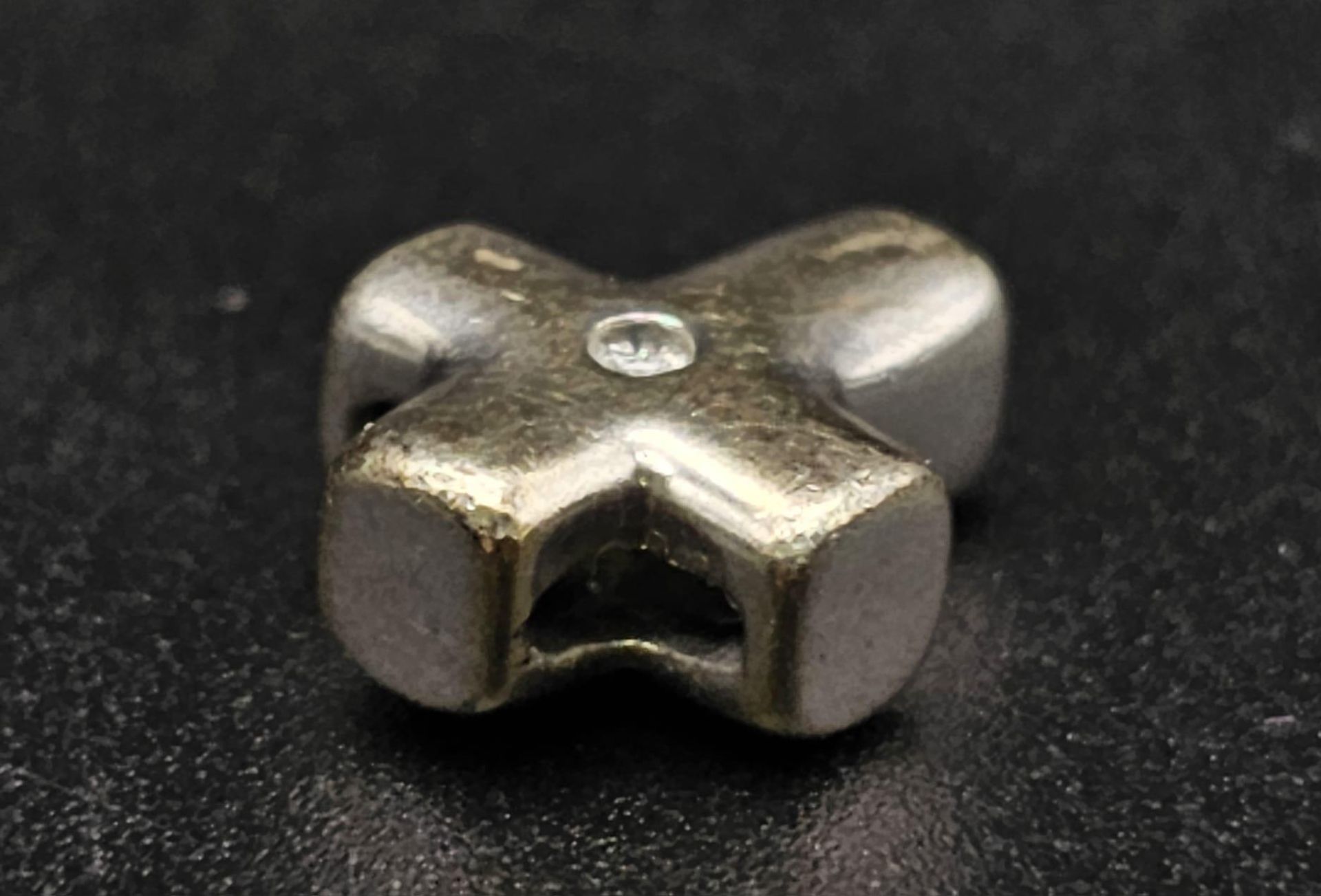 9k white gold diamond cross pendant 1.7g (dia:0.02ct) - Image 4 of 6