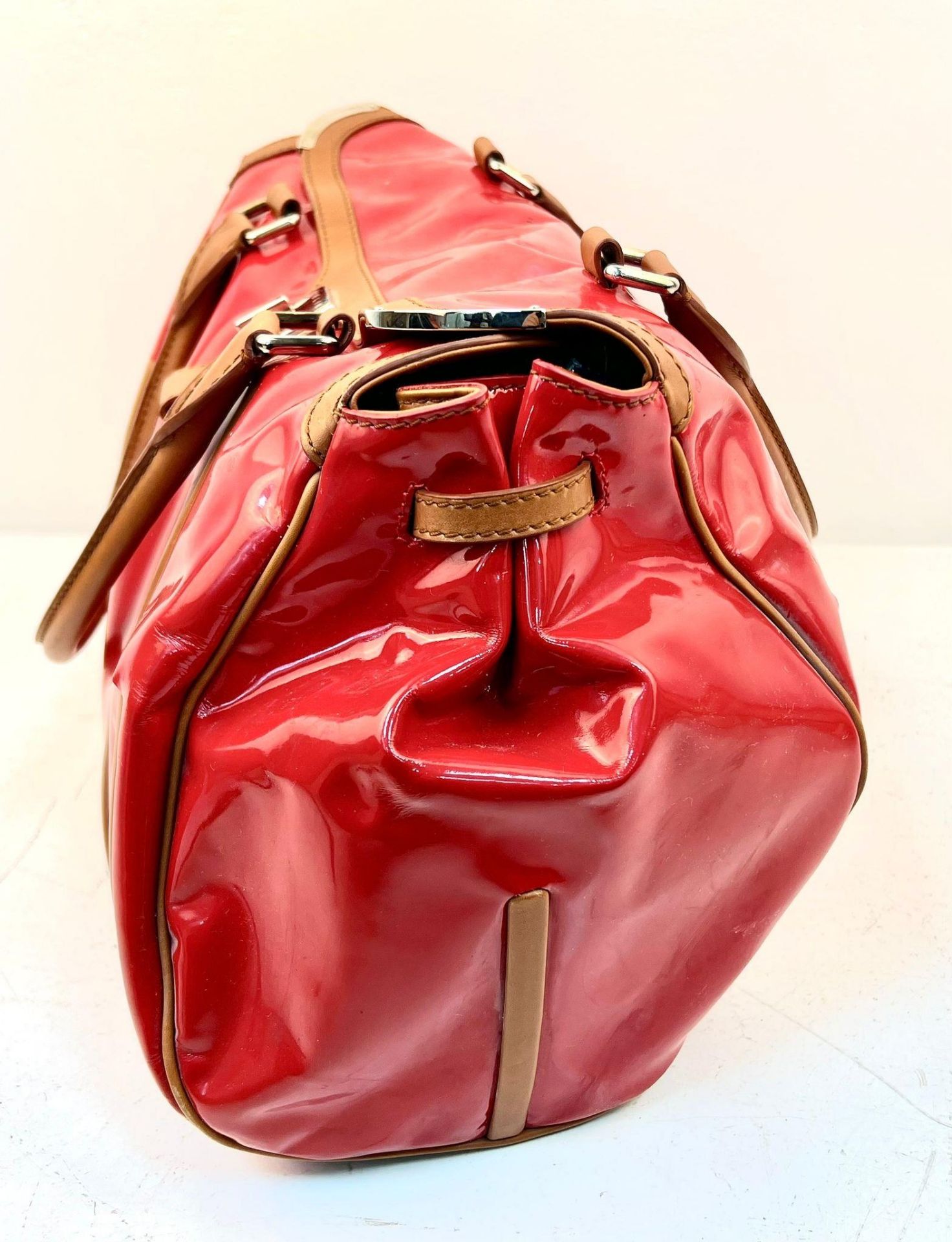 A Celine Red Patent Tote Bag. Brown leather handles and trim. Spacious interior with zipped - Bild 2 aus 6