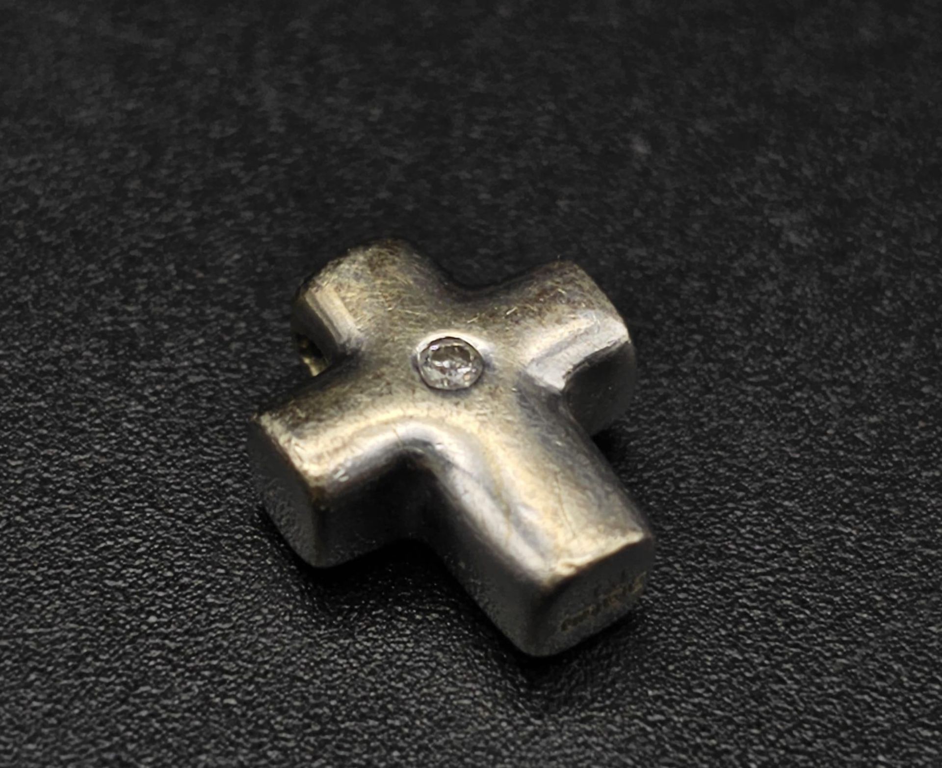 9k white gold diamond cross pendant 1.7g (dia:0.02ct)