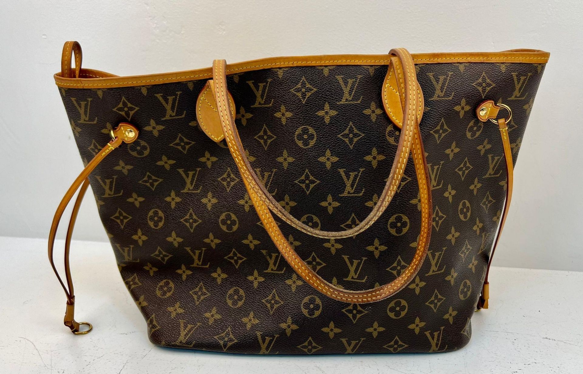 A Louis Vuitton Neverfull Tote Bag And LV Pouch! Brown monogram canvas exterior with leather handles - Bild 2 aus 7