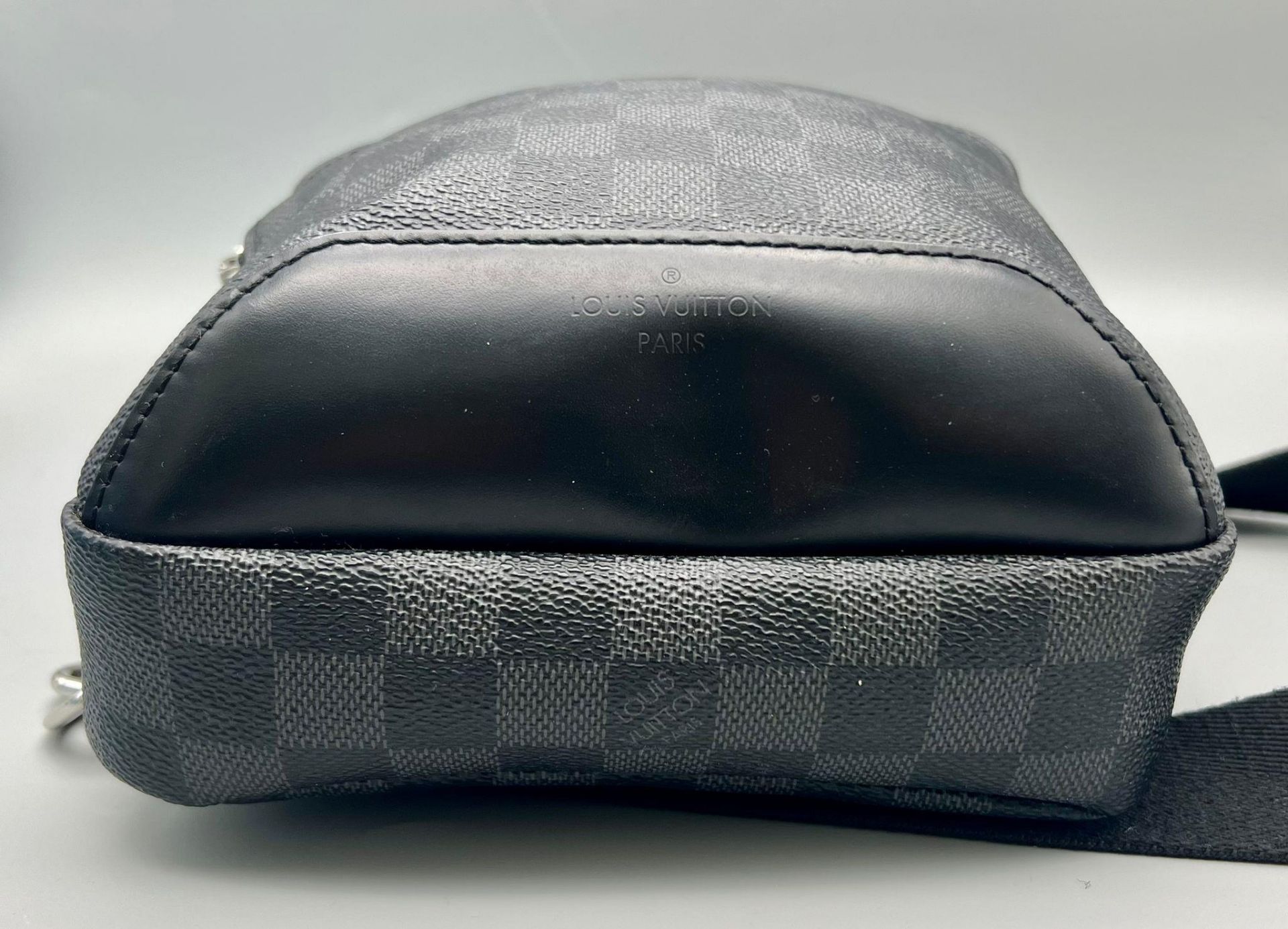 A Louis Vuitton Checked Canvas Messenger Bag. Silver-tone hardware. Zipped outer compartment. - Bild 3 aus 6