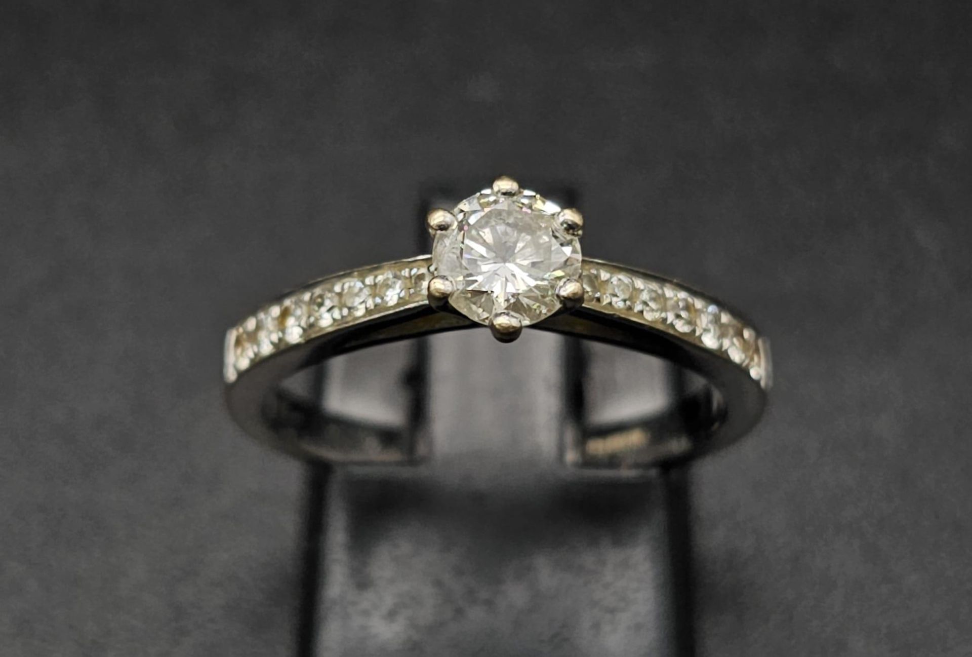 An 18 K white gold ring with a brilliant cut diamond and more diamonds on the shoulders of the ring. - Bild 2 aus 9