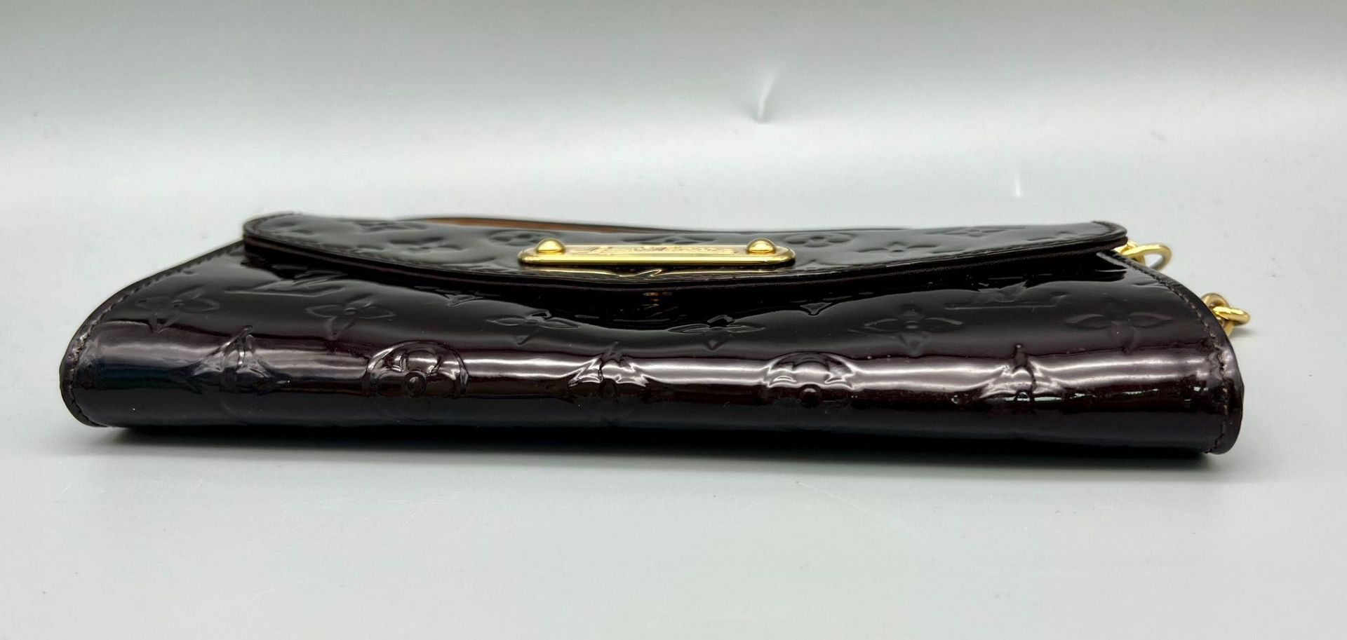 A Louis Vuitton Patent Leather Sunset Boulevard Bag. Monogram burgundy patent leather. Gold-tone - Bild 4 aus 8