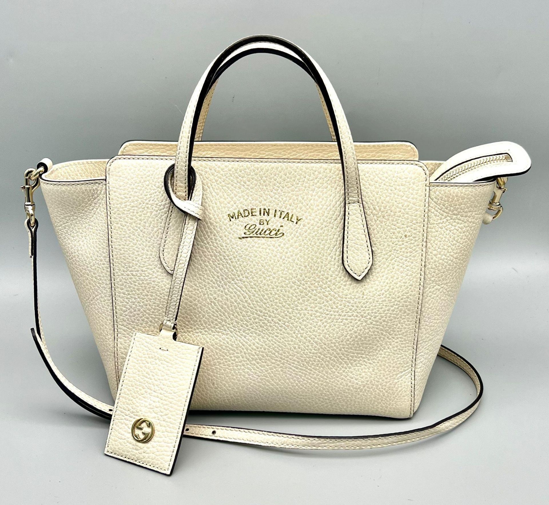 A Gucci Two-Way Ivory Leather Handbag. Handles and shoulder strap. Gilded hardware plus Gucci logo