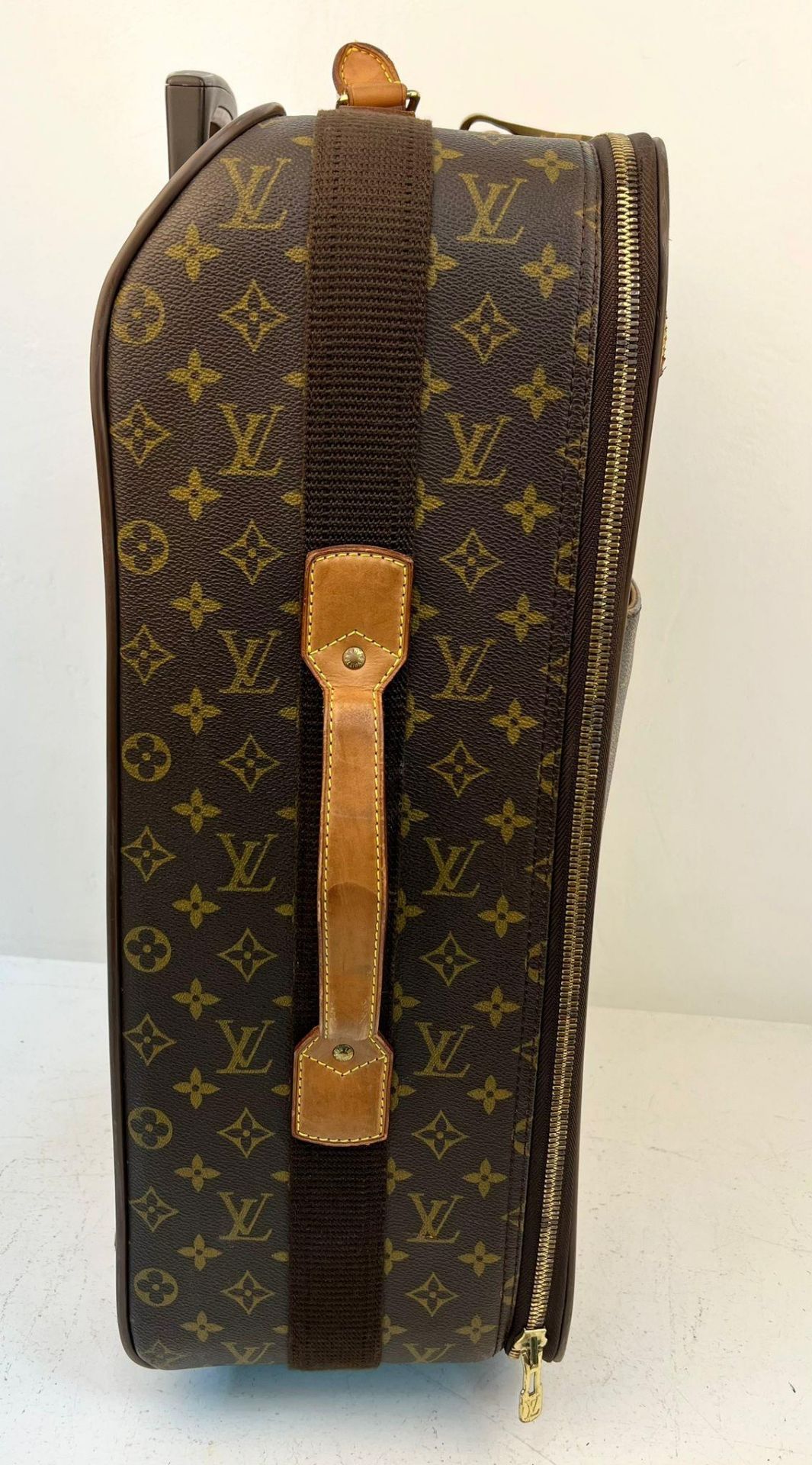 A Louis Vuitton Pegase Trolley Cabin Suitcase. Monogram LV canvas exterior with large open pocket. - Bild 5 aus 9
