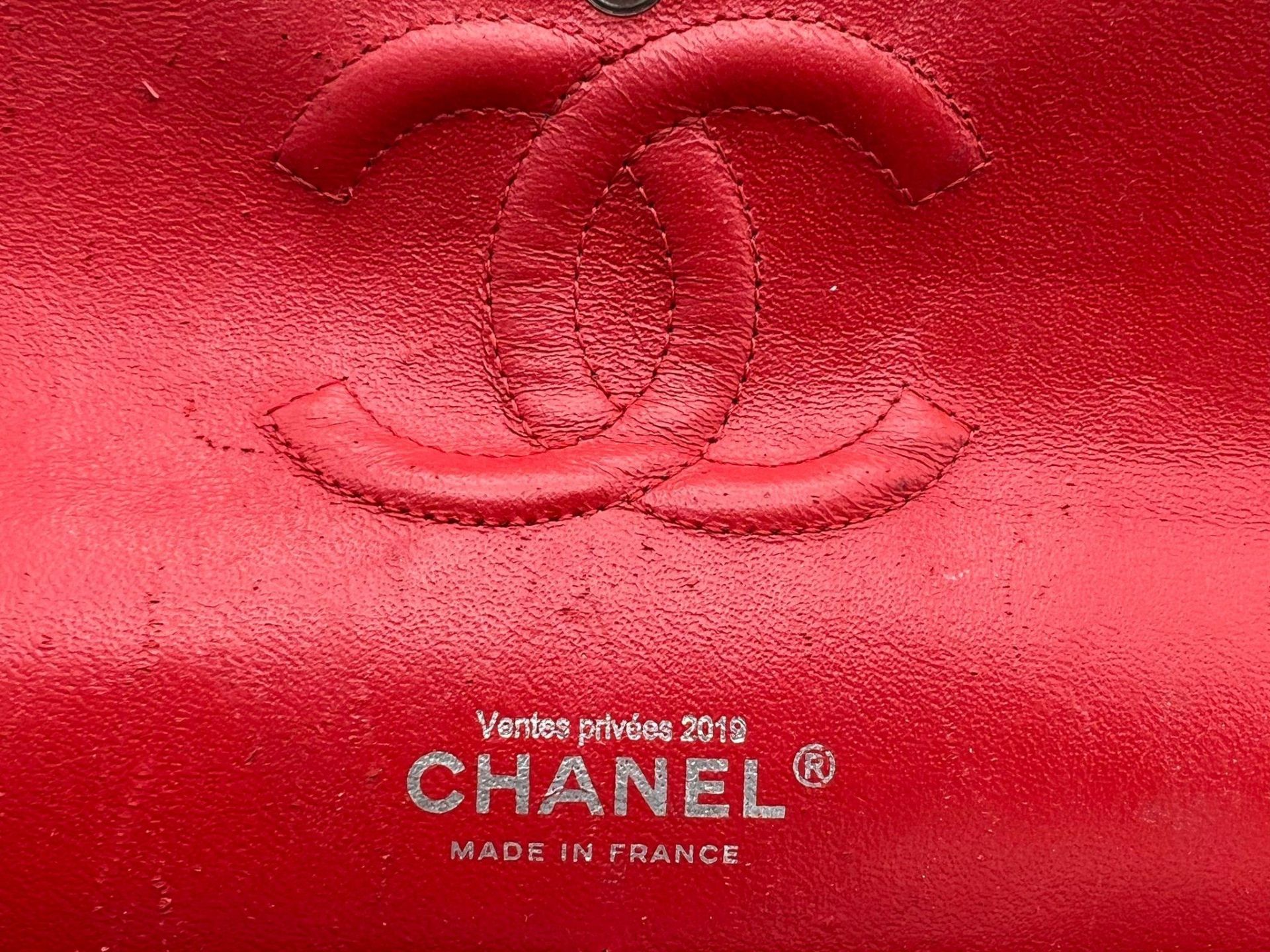 A Chanel Patent Leather Flap Handbag. Bright red patent leather quilted exterior. Classic Chanel - Bild 5 aus 7