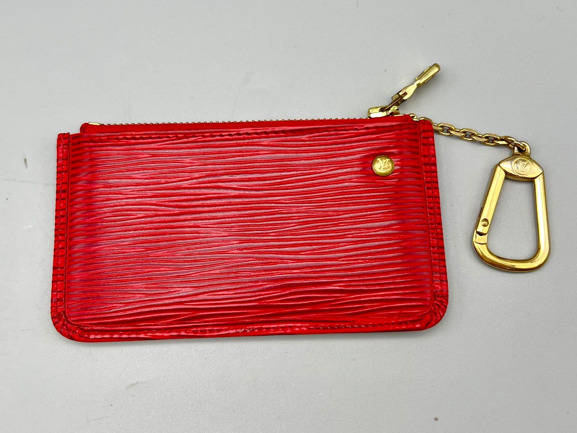 A Louis Vuitton Small Red Textured Epi Leather Key Pouch. As new, in original LV packaging. 12cm x - Bild 2 aus 6
