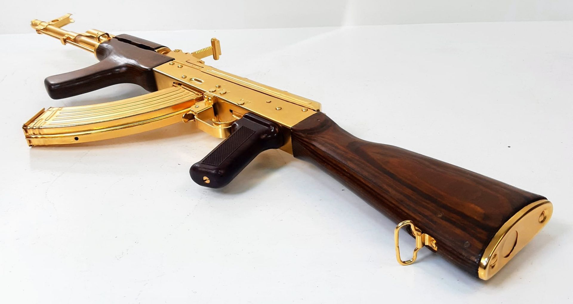 Ultimate Lord of War AK47 Deactivated Gold-Plated Rifle! The weapon that never gives up, finished in - Image 20 of 24