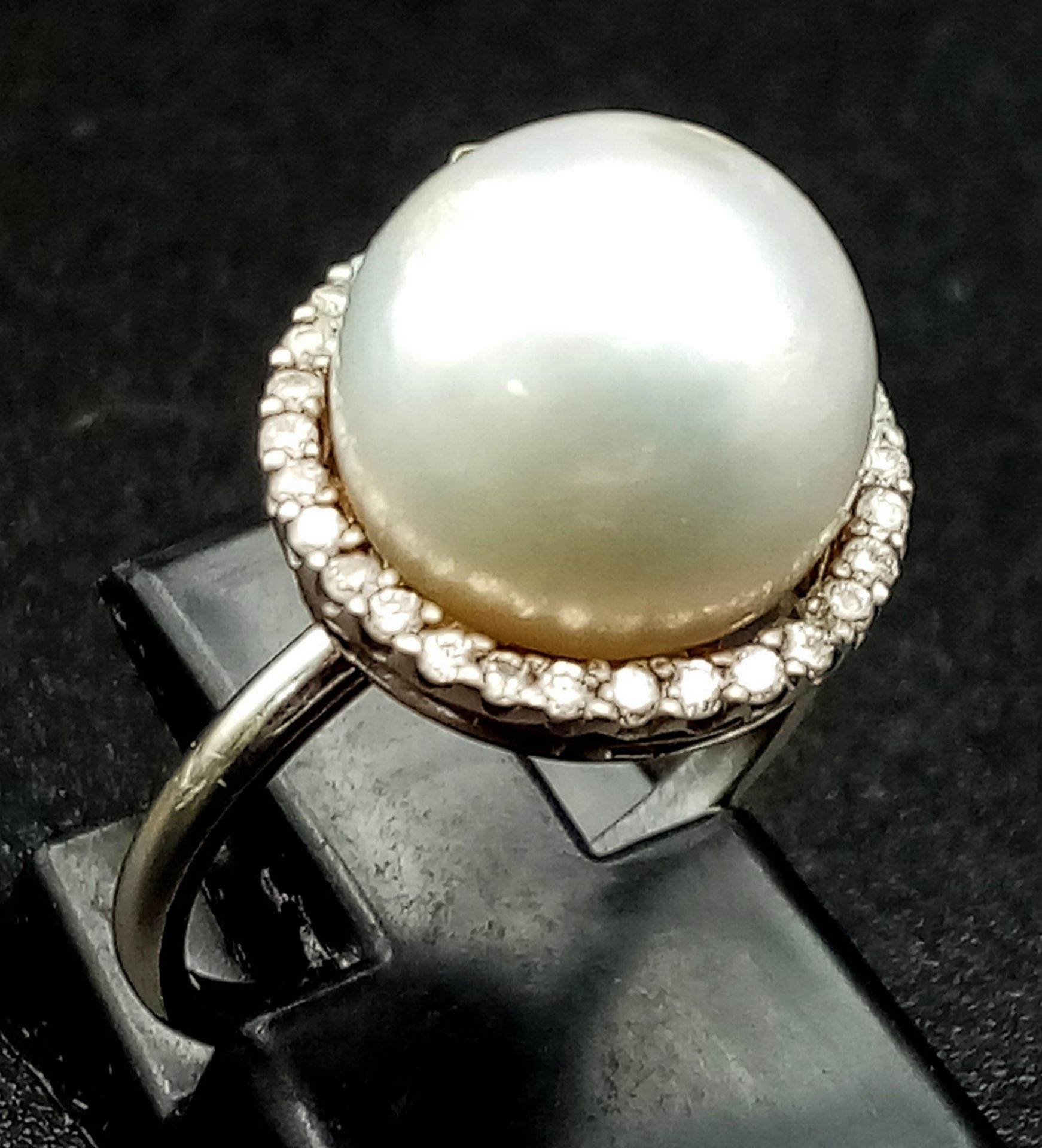 A SOUTH SEA PEARL RING SURROUNDED BY A HALO OF QUALITY DIAMONDS AND SET IN 18K WHITE GOLD .3.7gms - Image 2 of 5