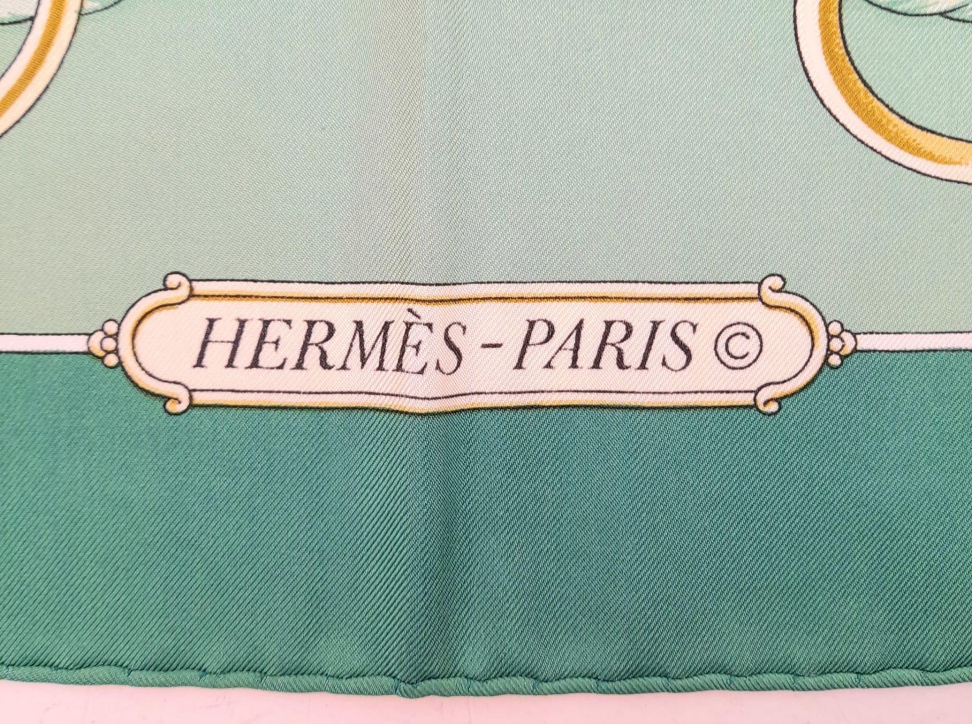 A Hermes Green and White Silk Scarf. Good condition. 88cm x 88cm. Ref: 12766 - Bild 2 aus 4