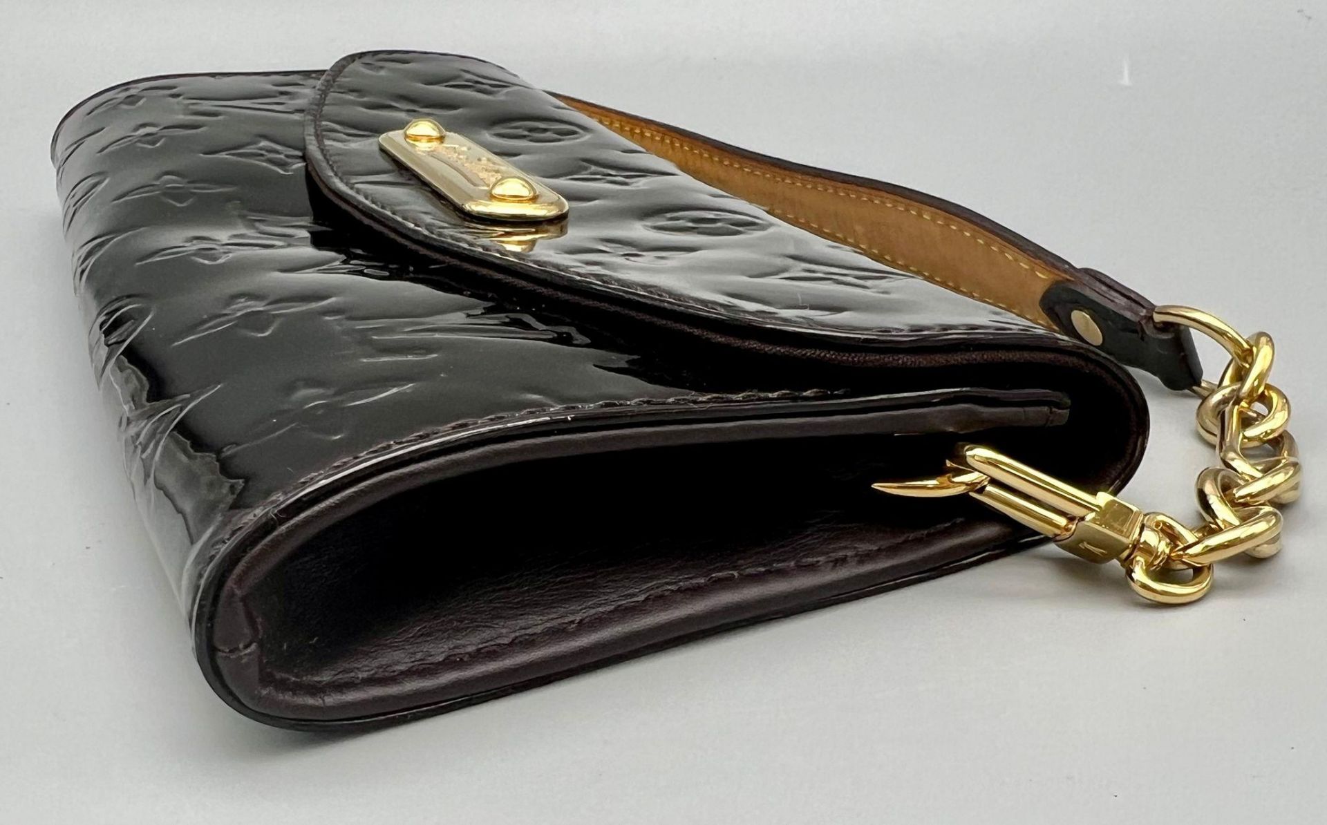 A Louis Vuitton Patent Leather Sunset Boulevard Bag. Monogram burgundy patent leather. Gold-tone - Bild 5 aus 8