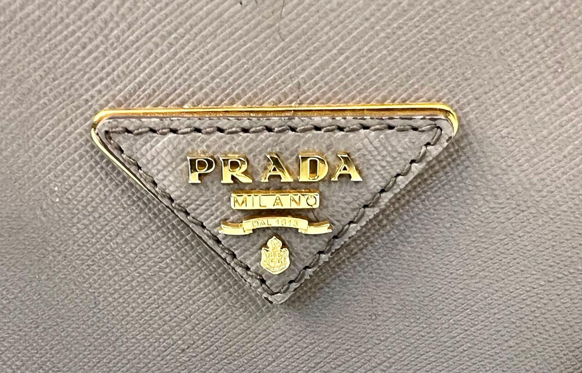 A Prada Saffiano Galleria Handbag with Shoulder Strap. Luxurious grey leather exterior. Three - Bild 2 aus 9