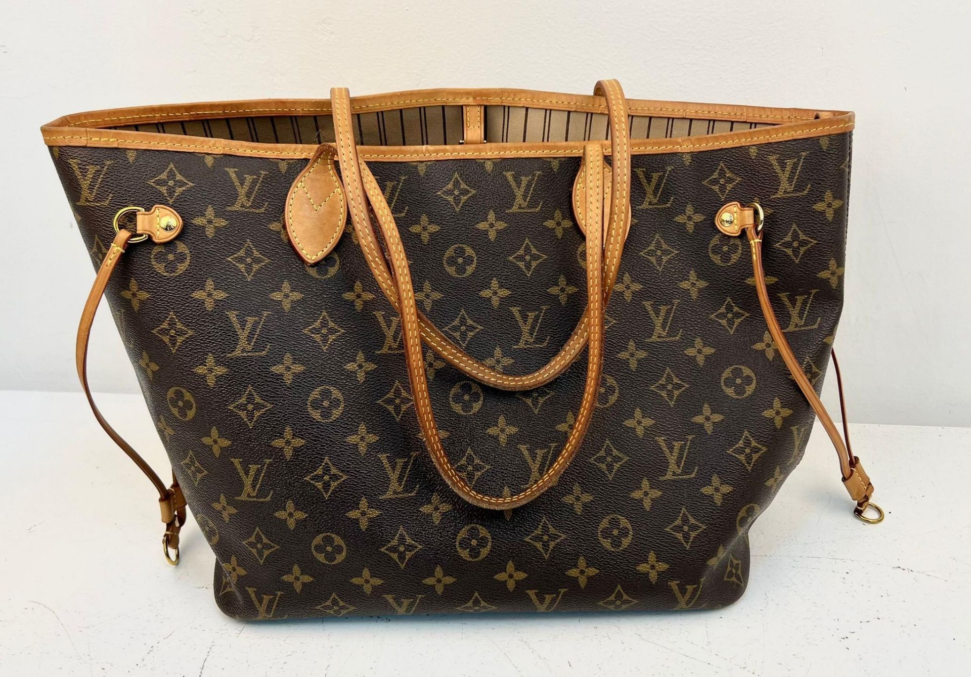 A Louis Vuitton Neverfull Tote Bag And LV Pouch! Brown monogram canvas exterior with leather handles - Bild 4 aus 7