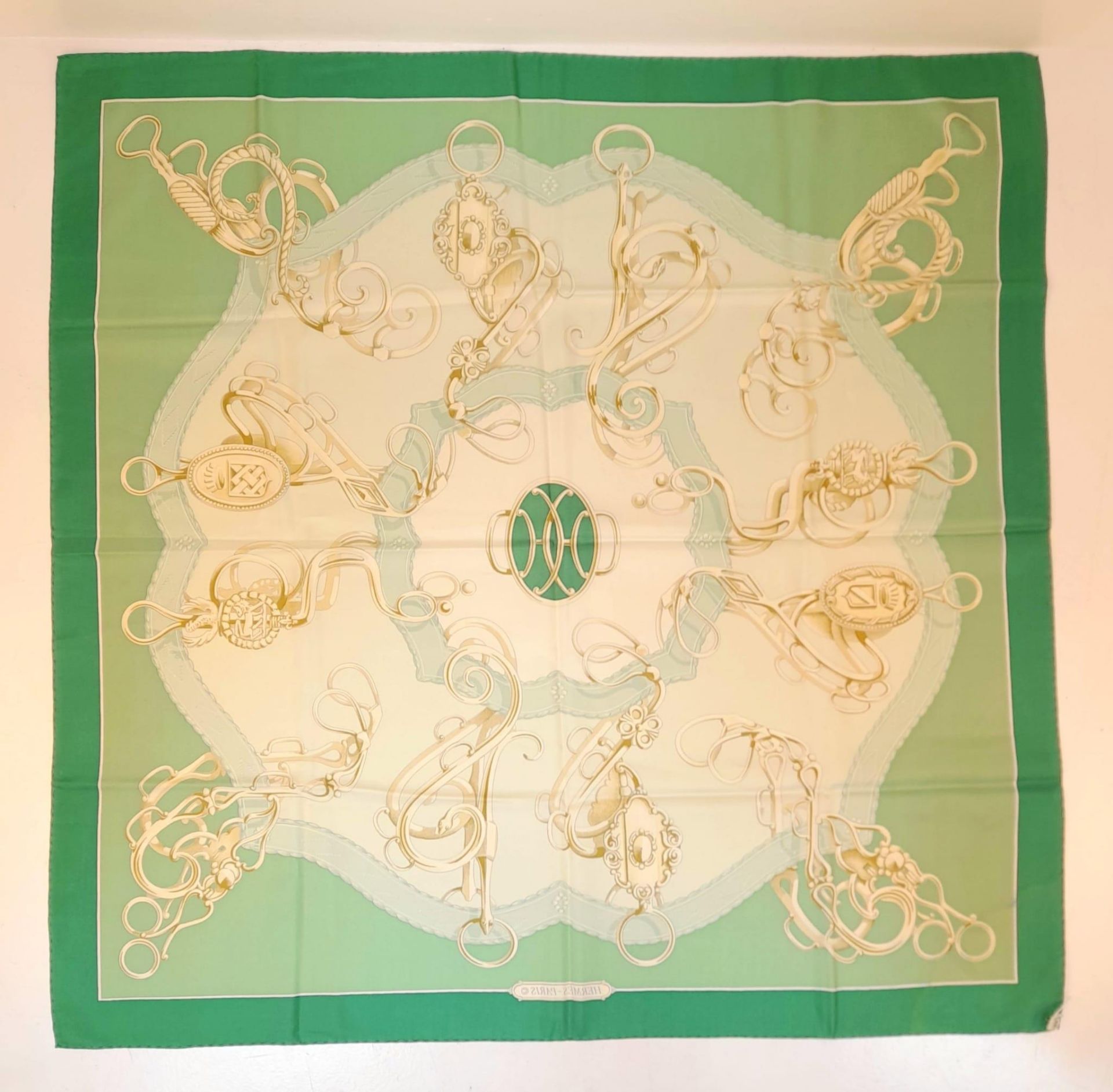 A Hermes Green and White Silk Scarf. Good condition. 88cm x 88cm. Ref: 12766 - Bild 3 aus 4