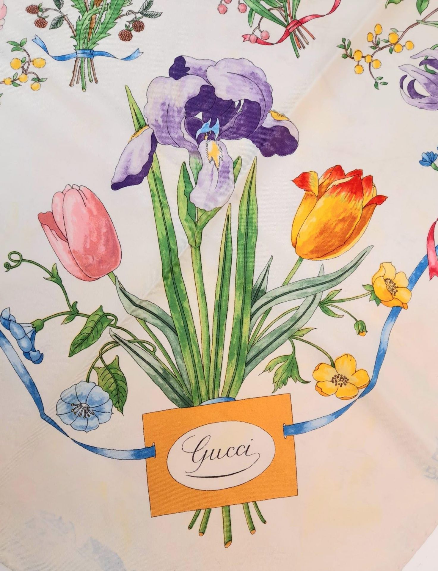 A Gucci Silk Scarf. Floral decoration. Good condition. 85cm x 85cm. Ref: 12736. - Bild 2 aus 6