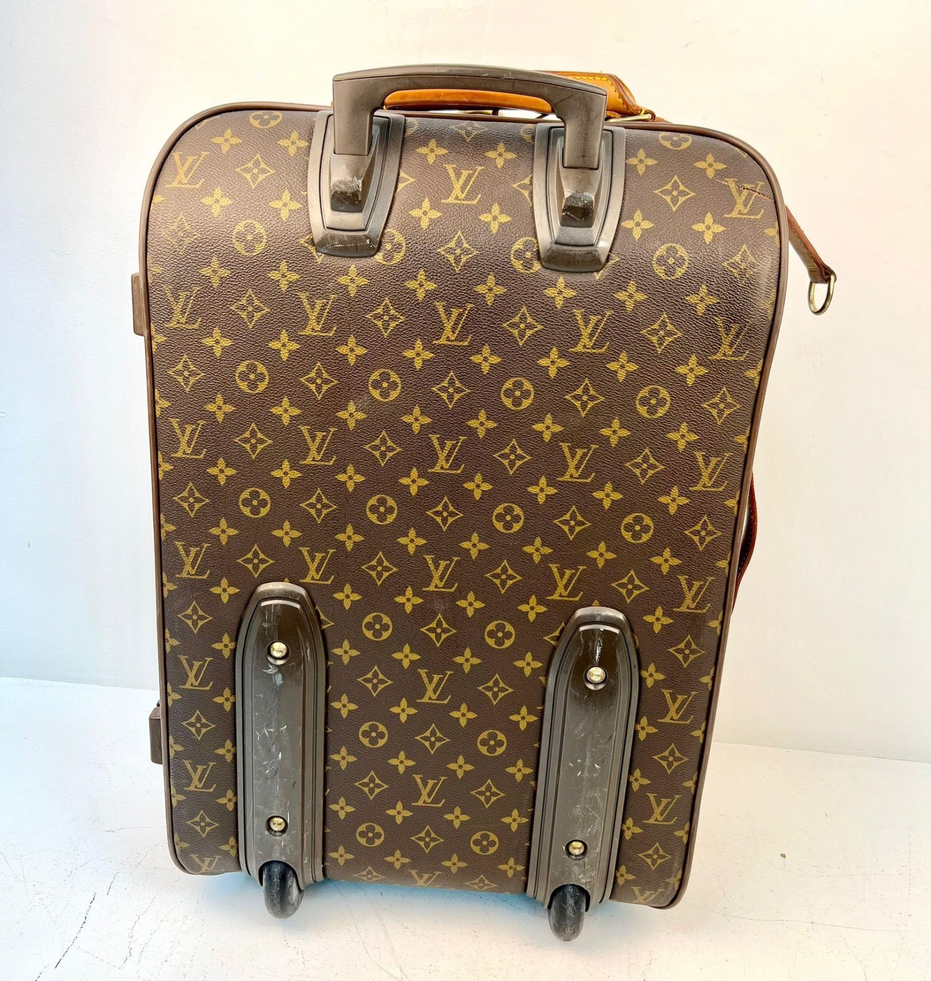 A Louis Vuitton Pegase Trolley Cabin Suitcase. Monogram LV canvas exterior with large open pocket. - Bild 4 aus 9